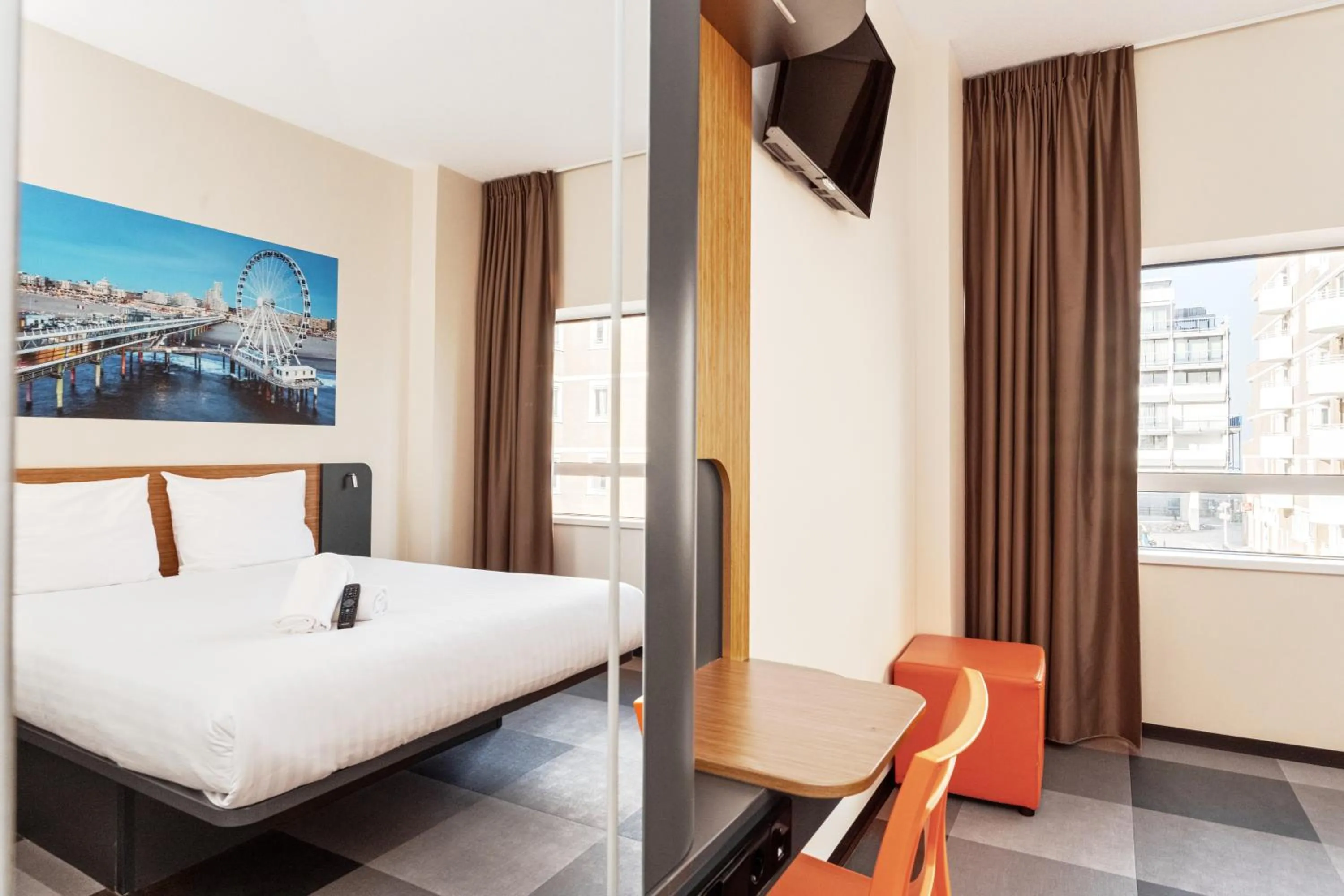 Photo of the whole room, Bed in easyHotel The Hague Scheveningen Beach