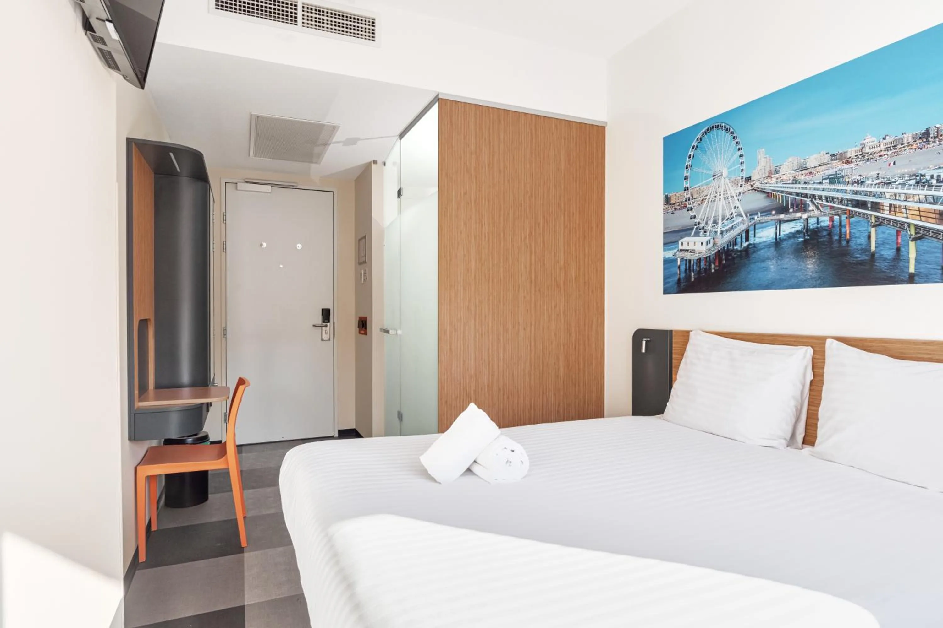 Photo of the whole room, Bed in easyHotel The Hague Scheveningen Beach