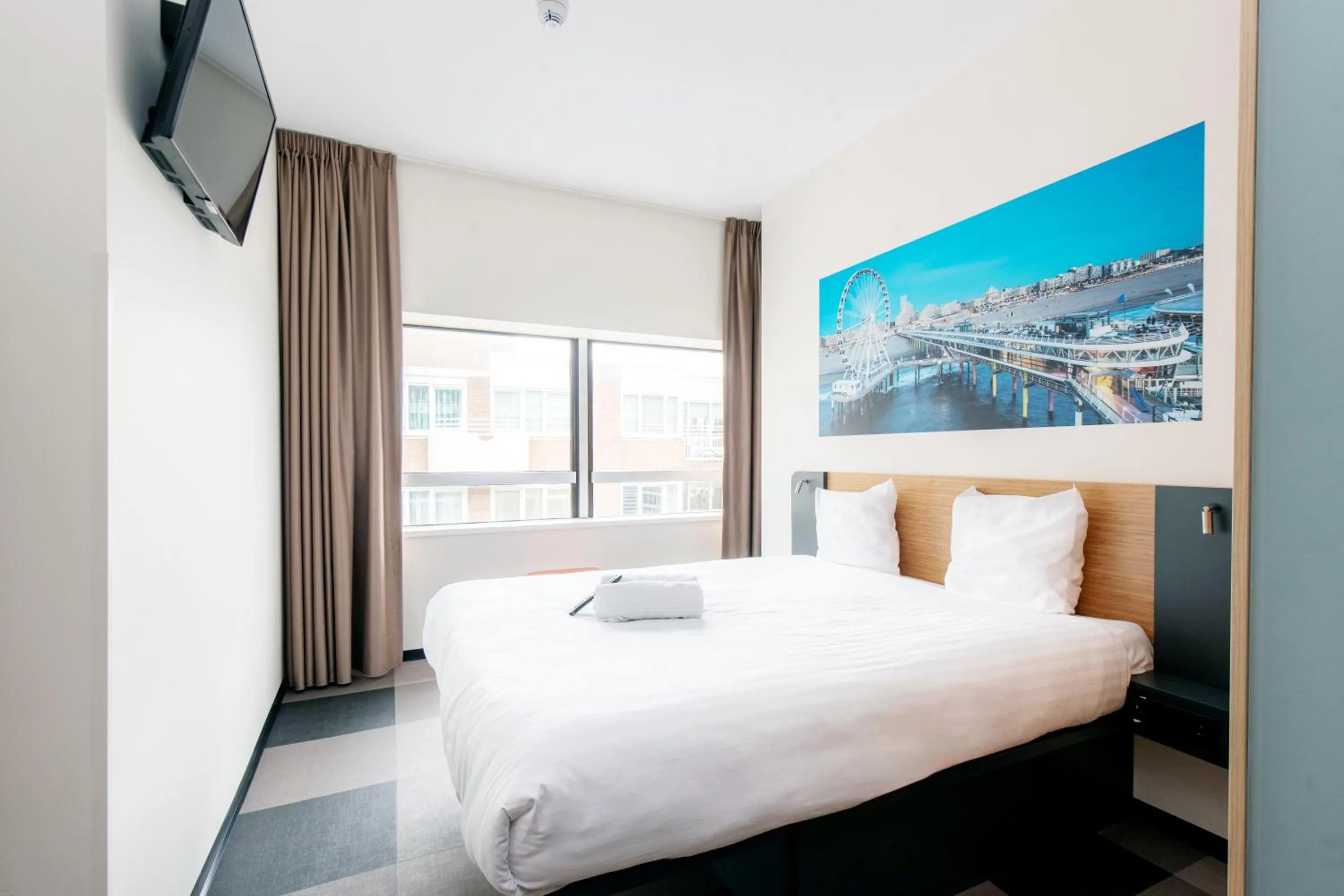 Photo of the whole room, Bed in easyHotel The Hague Scheveningen Beach
