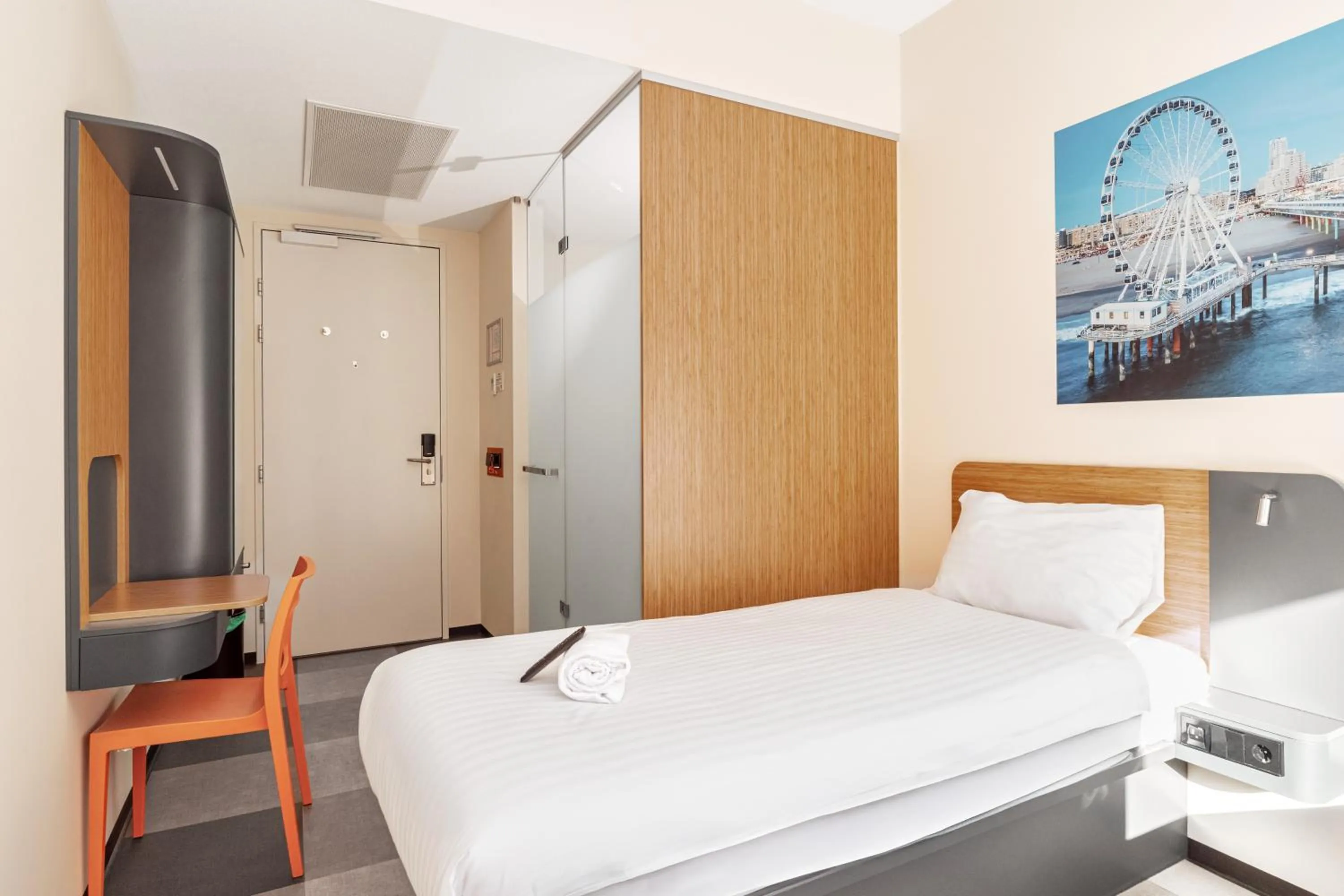 Photo of the whole room, Bed in easyHotel The Hague Scheveningen Beach