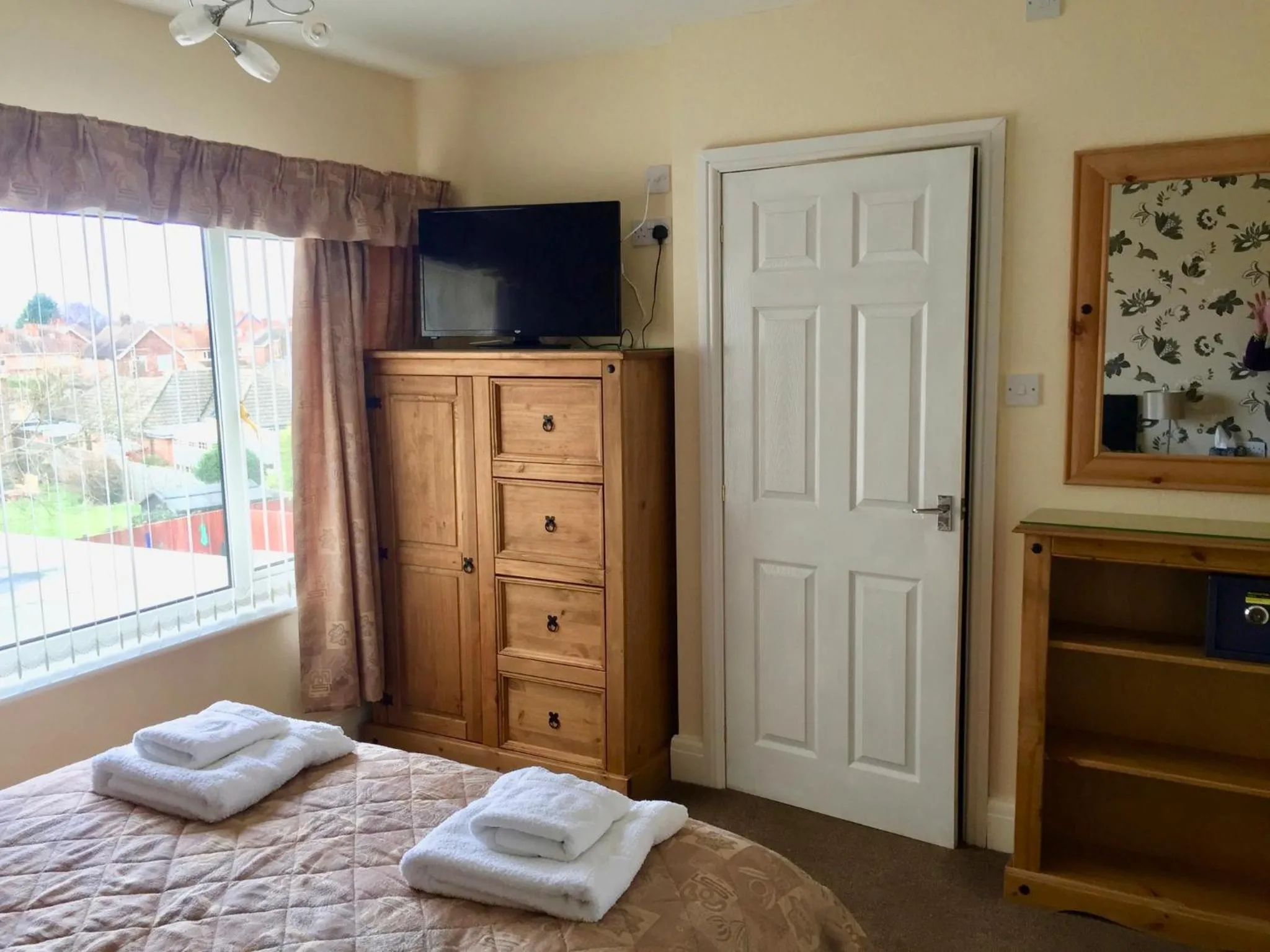 TV and multimedia, Bed in The Northdale Hotel Ltd