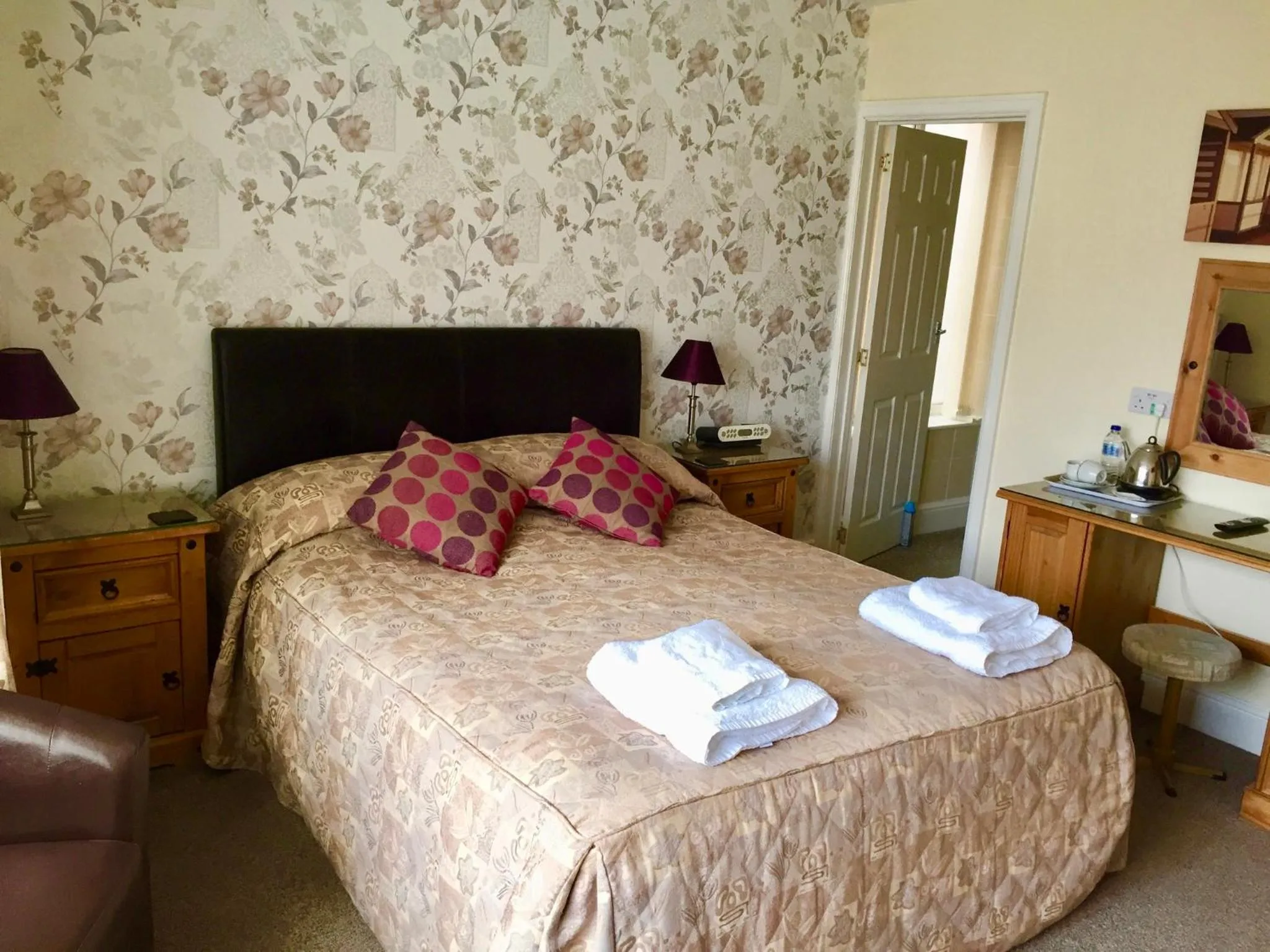 Coffee/tea facilities, Bed in The Northdale Hotel Ltd