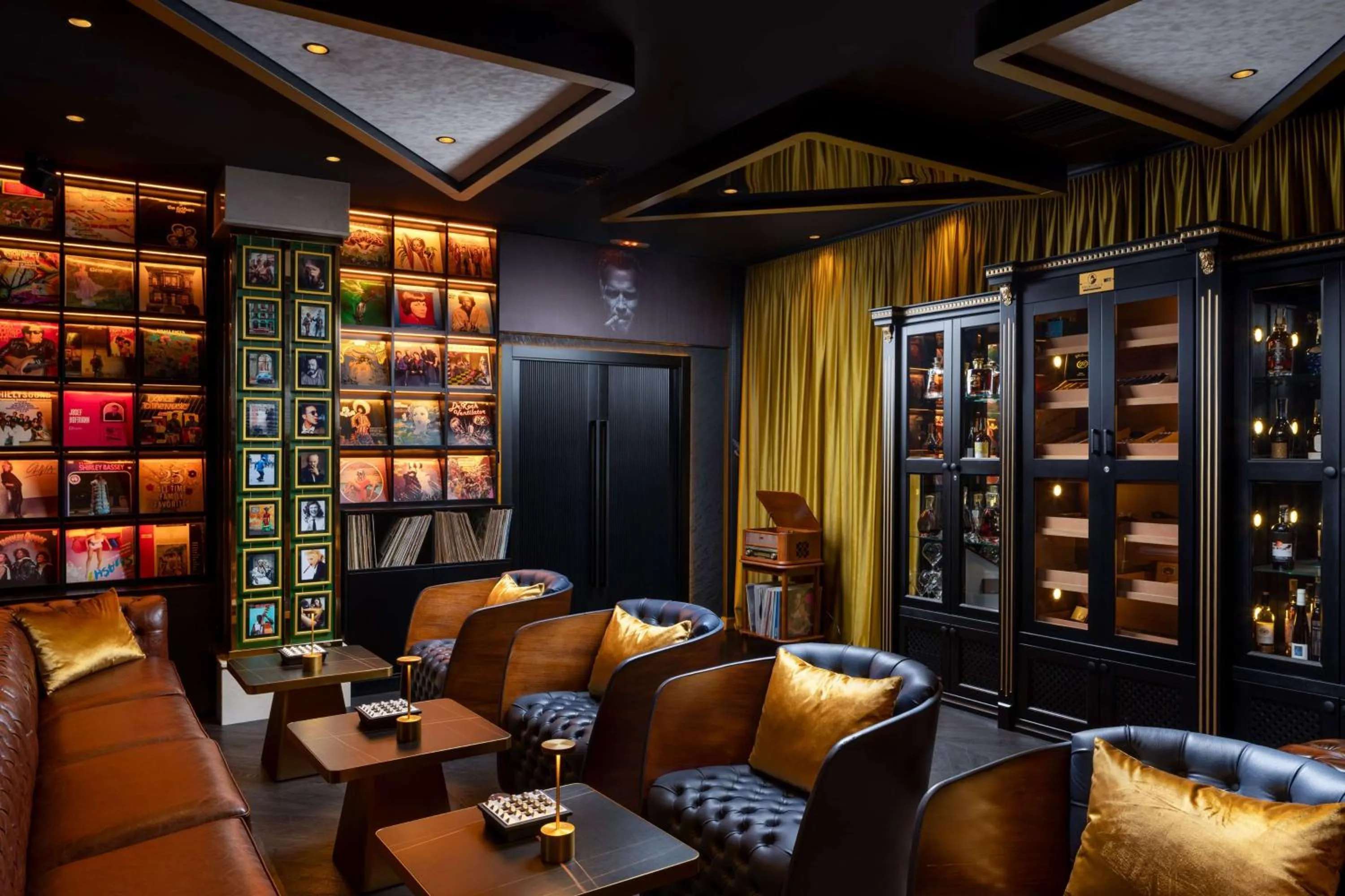 Lounge or bar in Radisson Blu Leogrand Hotel