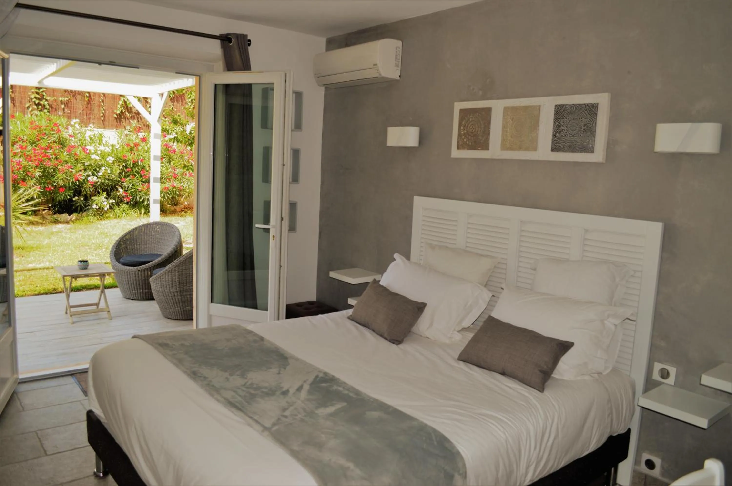 Nearby landmark, Bed in Villa La Terre Des Lauriers