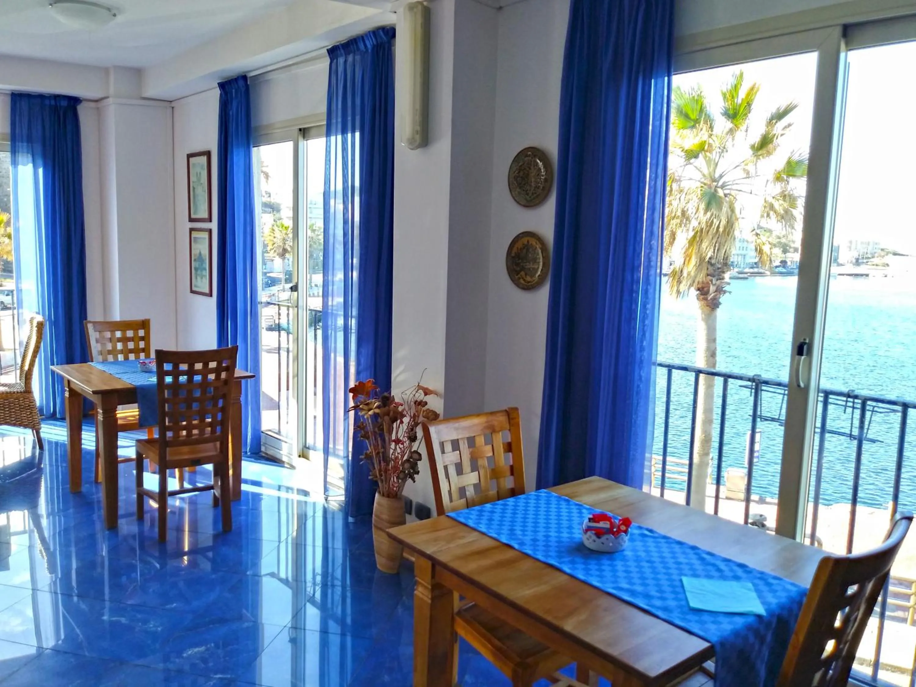 Restaurant/places to eat in Blue Moon Hotel