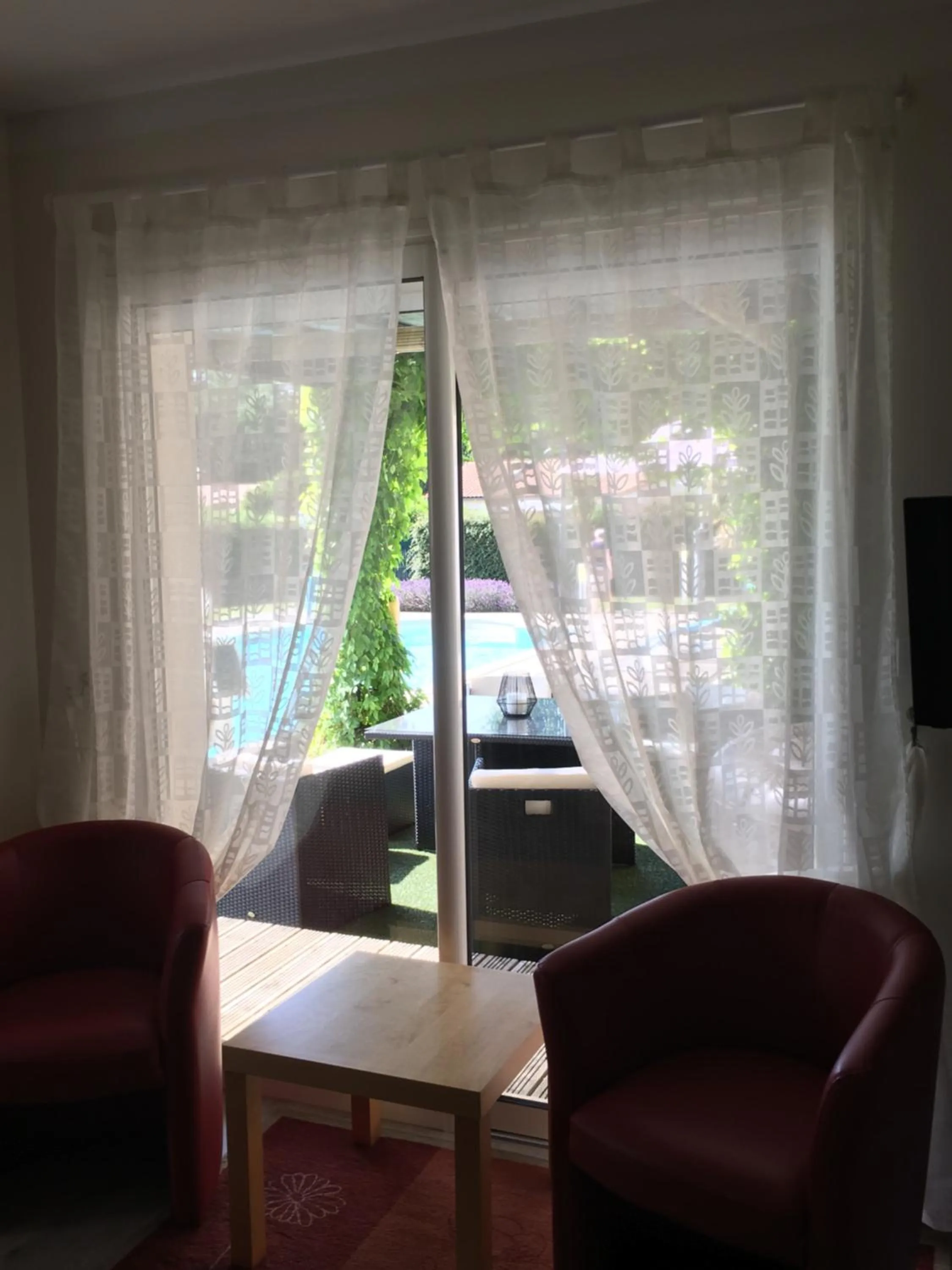 Pool view in La Chambre des Amis