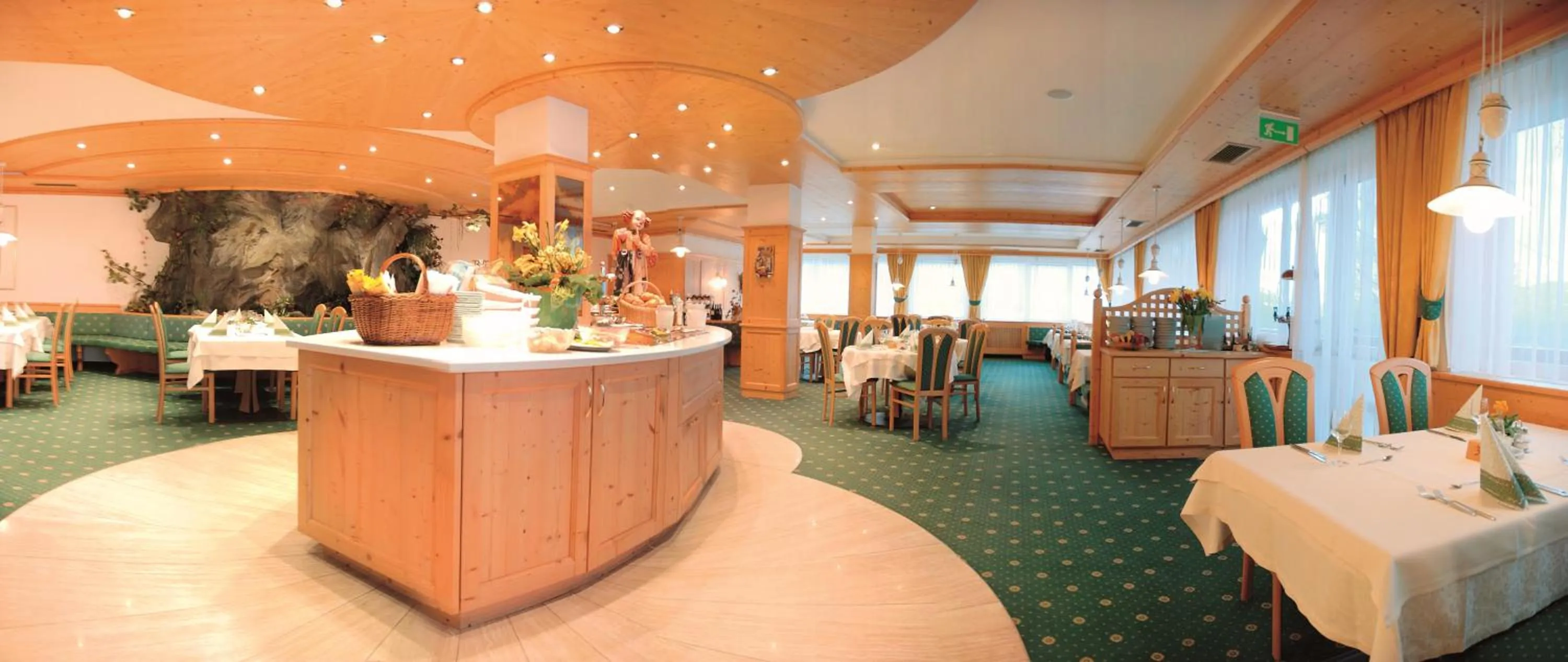 Restaurant/places to eat in Hotel Heinz