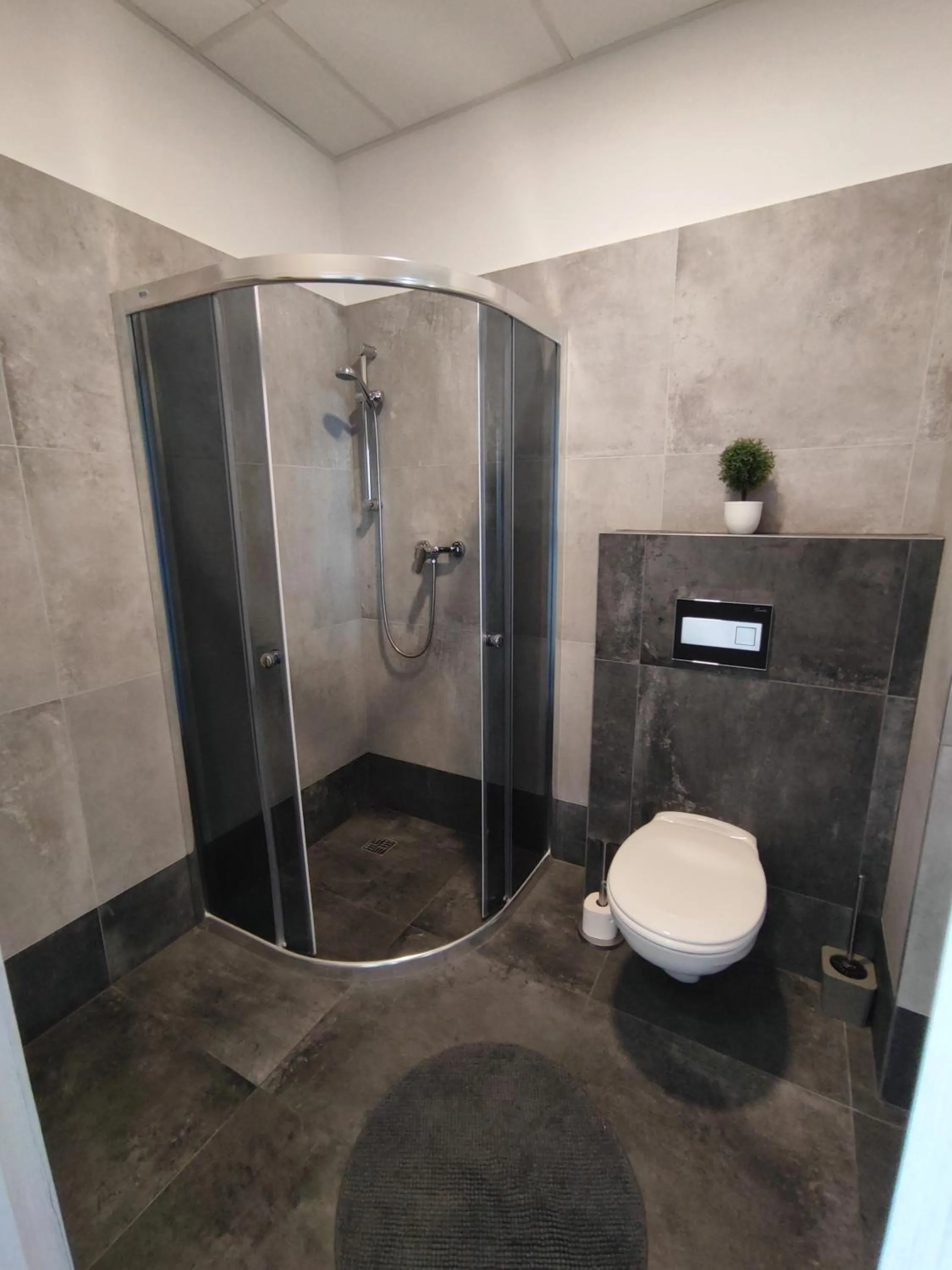 Shower in Hotel Slobi