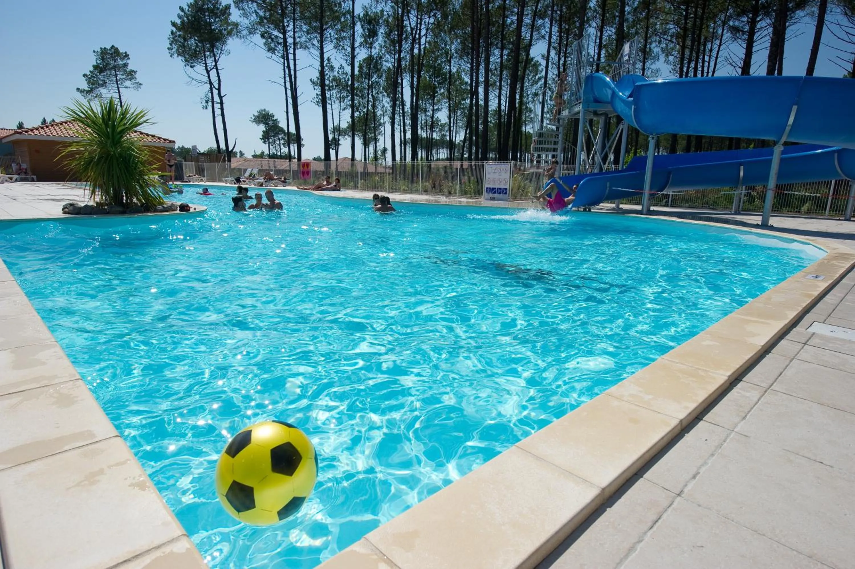 Swimming pool in Vacancéole - Le Domaine des Grands Lacs