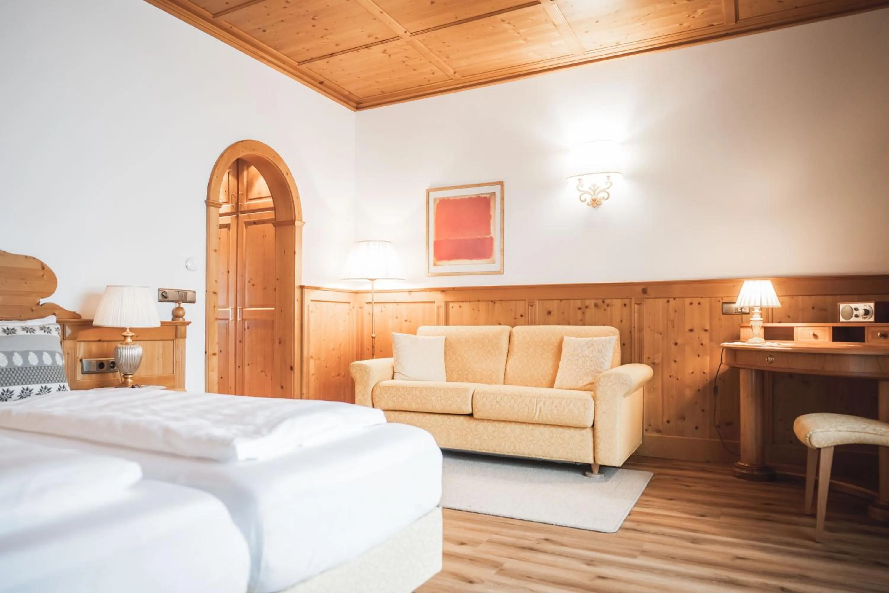 Seating area, Bed in Arthotel Gratschwirt