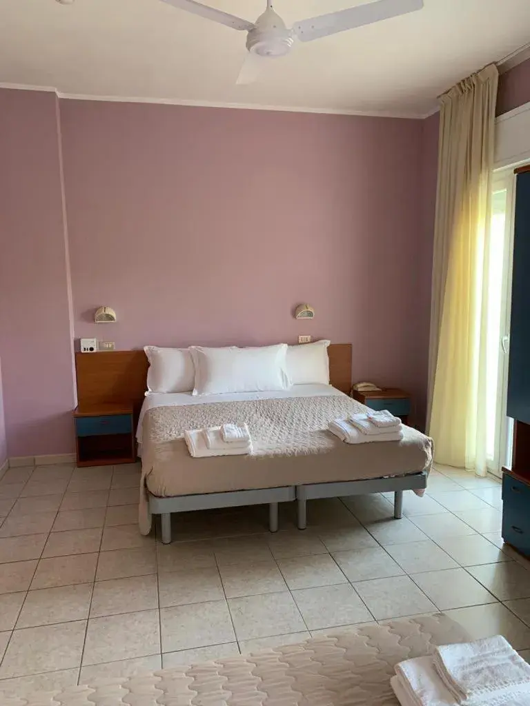 Photo of the whole room, Bed in Hotel President Photo of the whole room, Bed in Hotel President