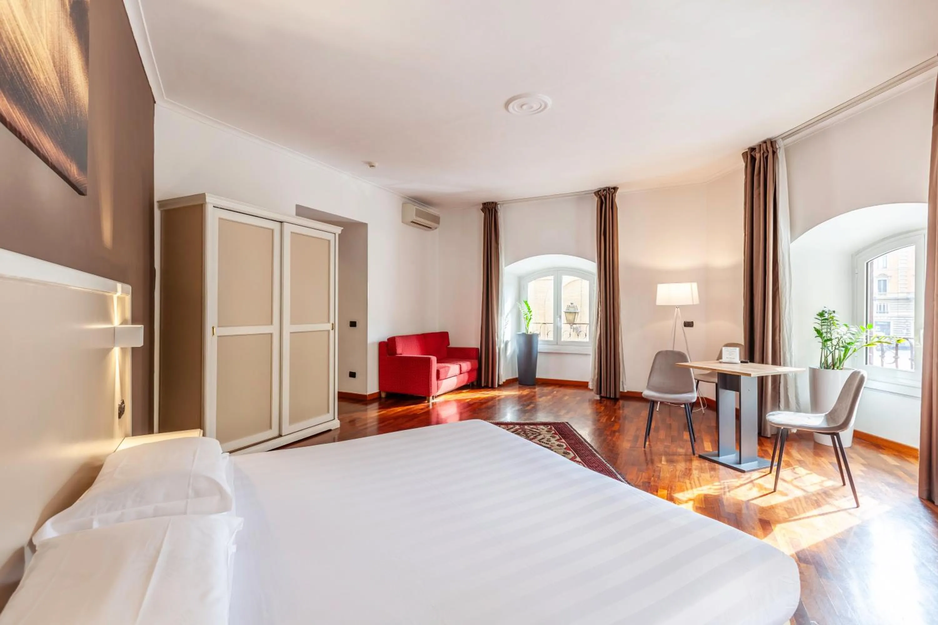 Bed in Inn Rome Rooms & Suites