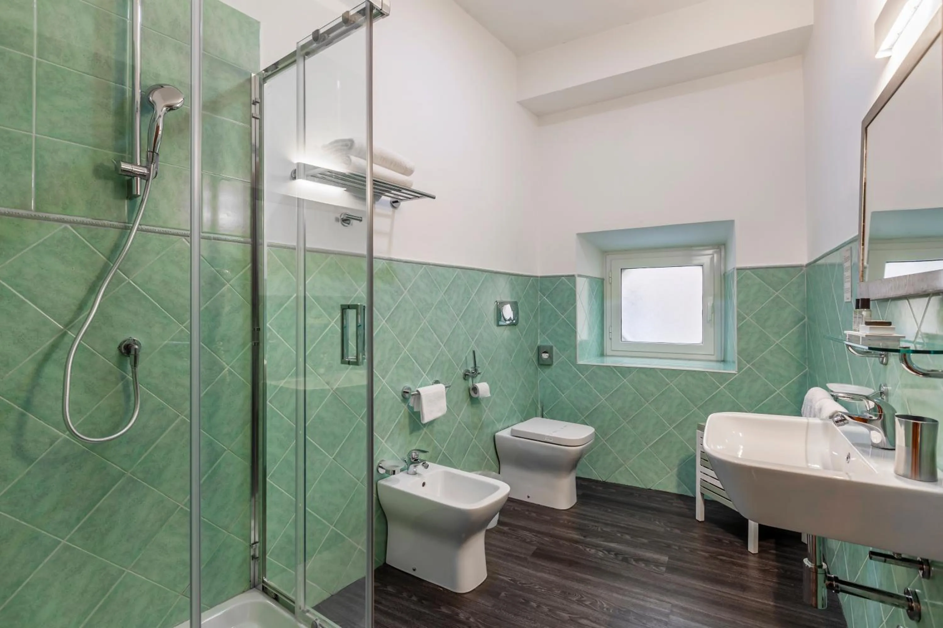 Shower in Inn Rome Rooms & Suites