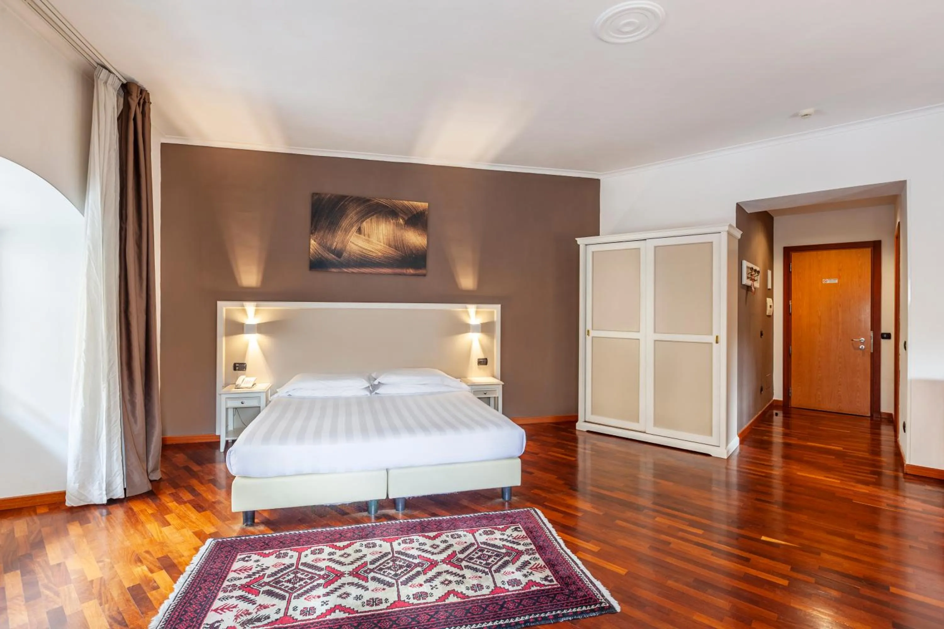 Bed in Inn Rome Rooms & Suites