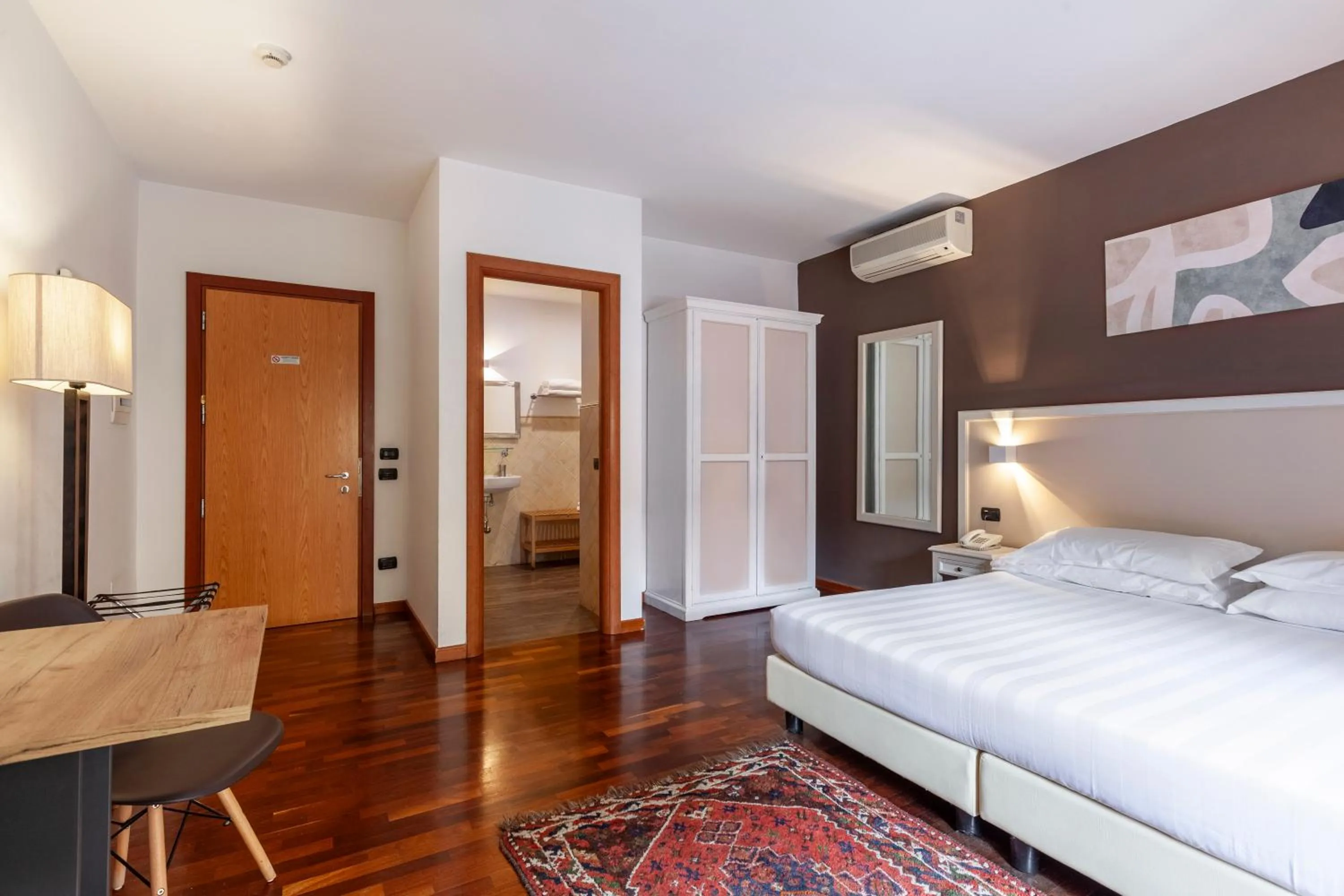 Bed in Inn Rome Rooms & Suites