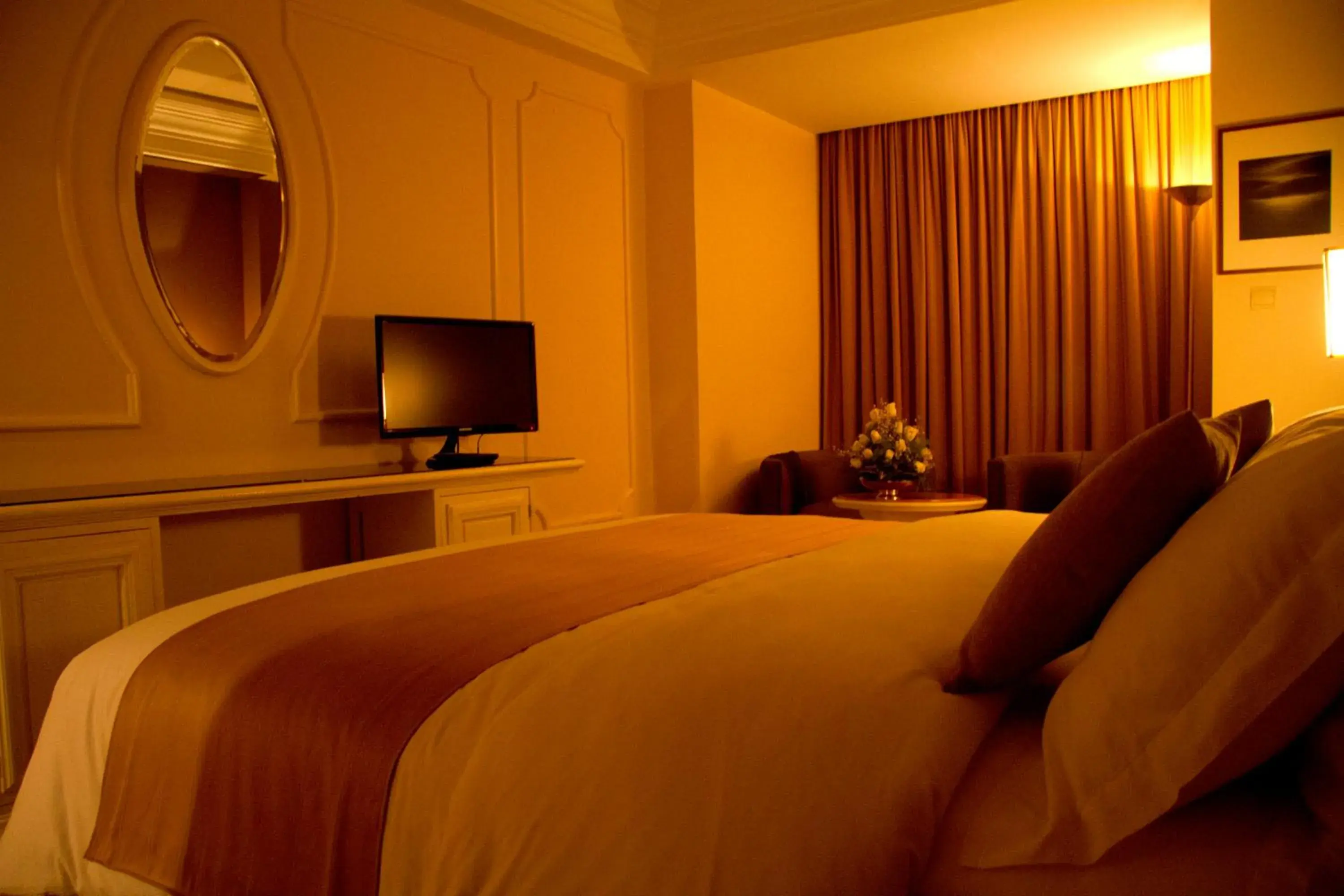Photo of the whole room, Bed in Nassim Hôtel
