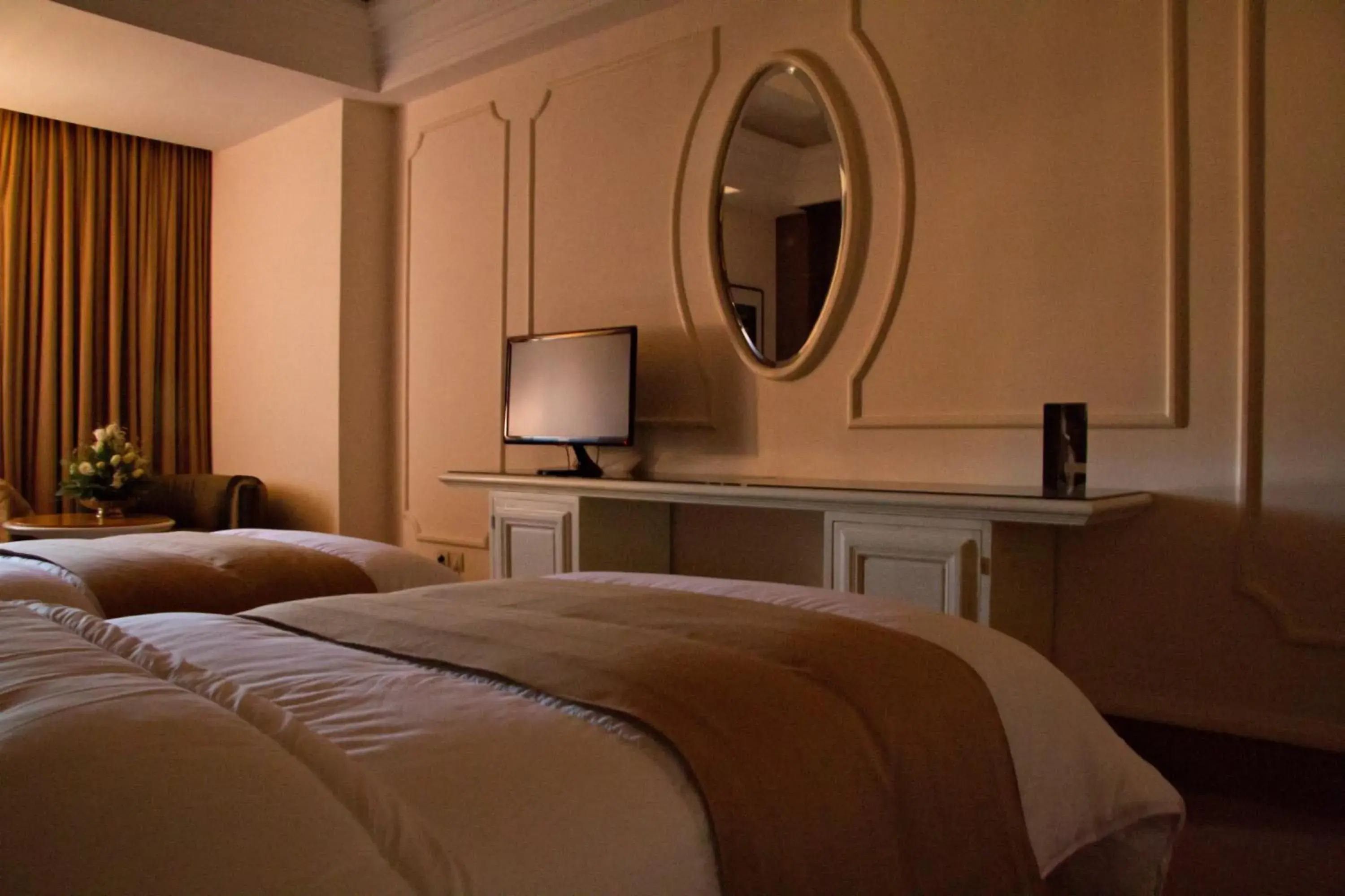 Photo of the whole room, Bed in Nassim Hôtel
