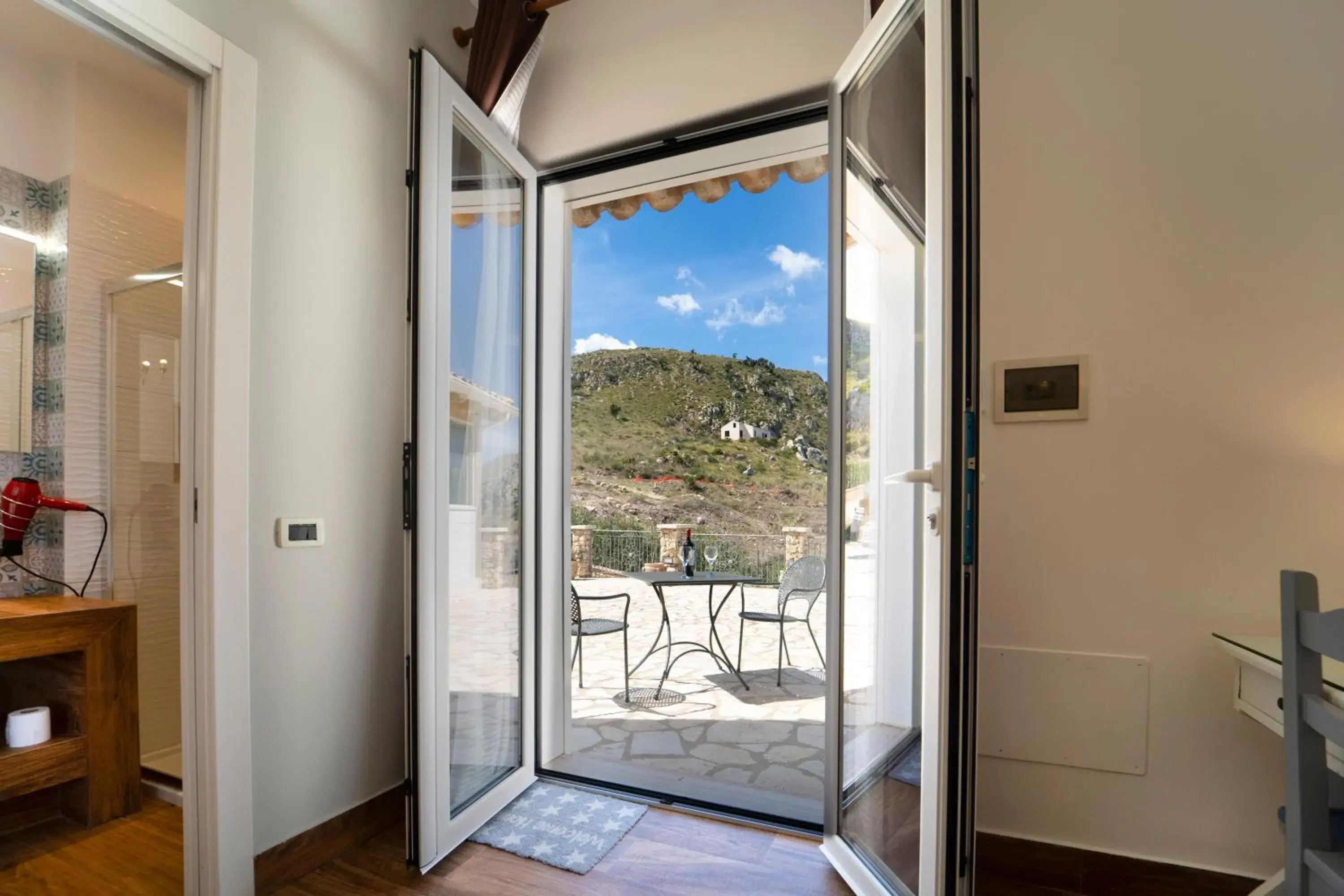 Deluxe Double Room with Mountain View in Hotel Antica Cascina Del Golfo Deluxe Double Room with Mountain View in Hotel Antica Cascina Del Golfo