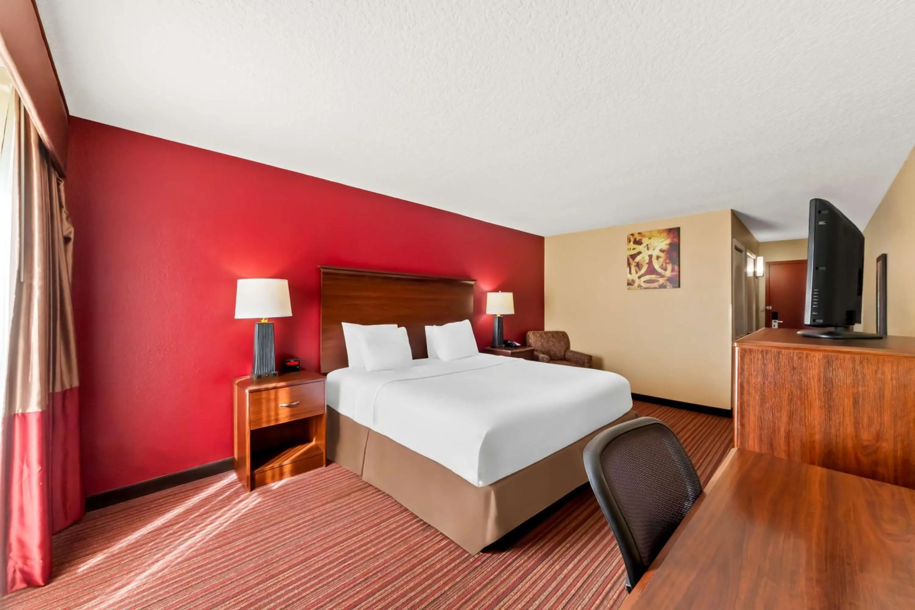 Bedroom, Bed in SureStay Plus by Best Western San Antonio Fiesta Inn