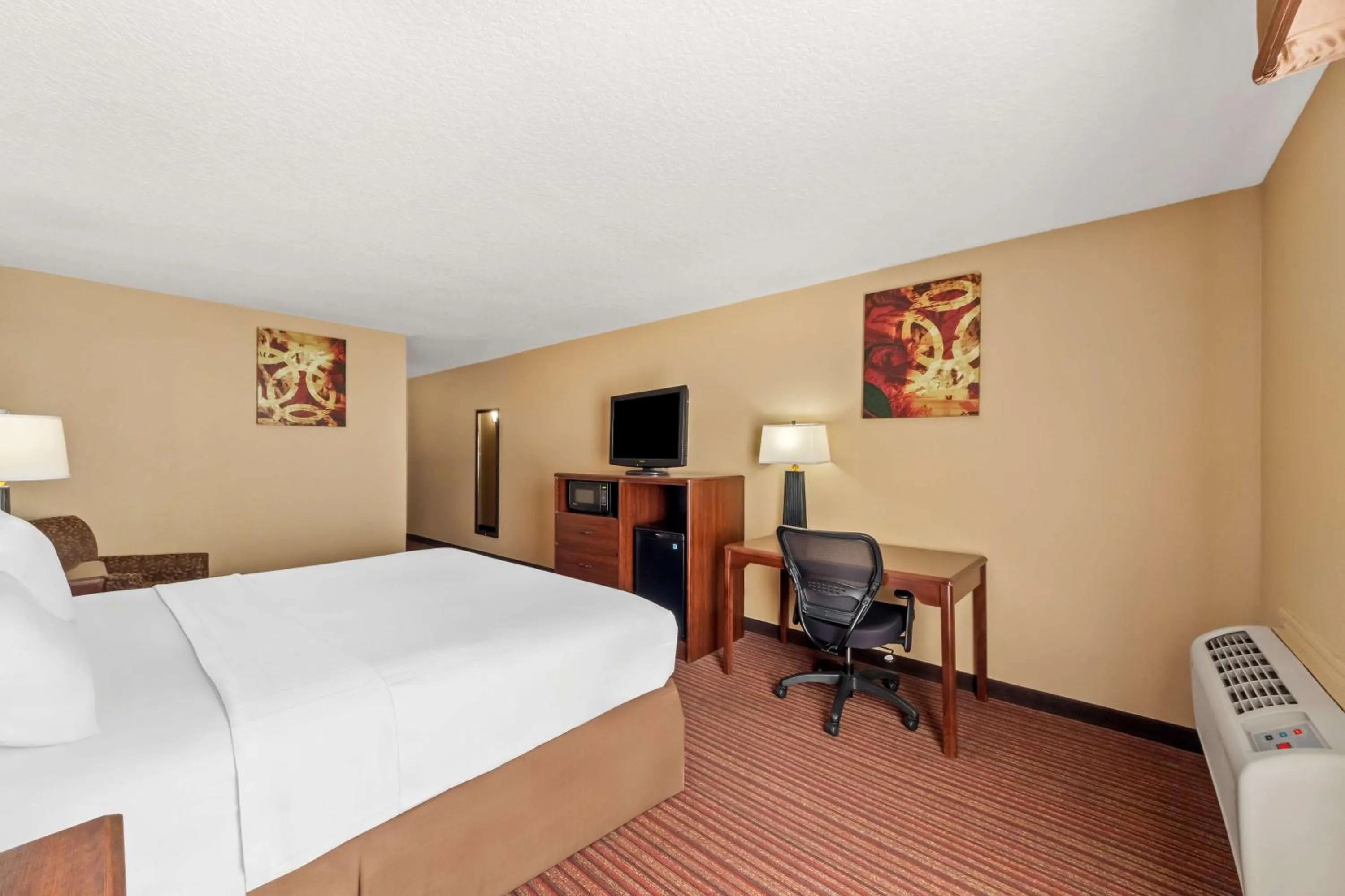 Bedroom, Bed in SureStay Plus by Best Western San Antonio Fiesta Inn
