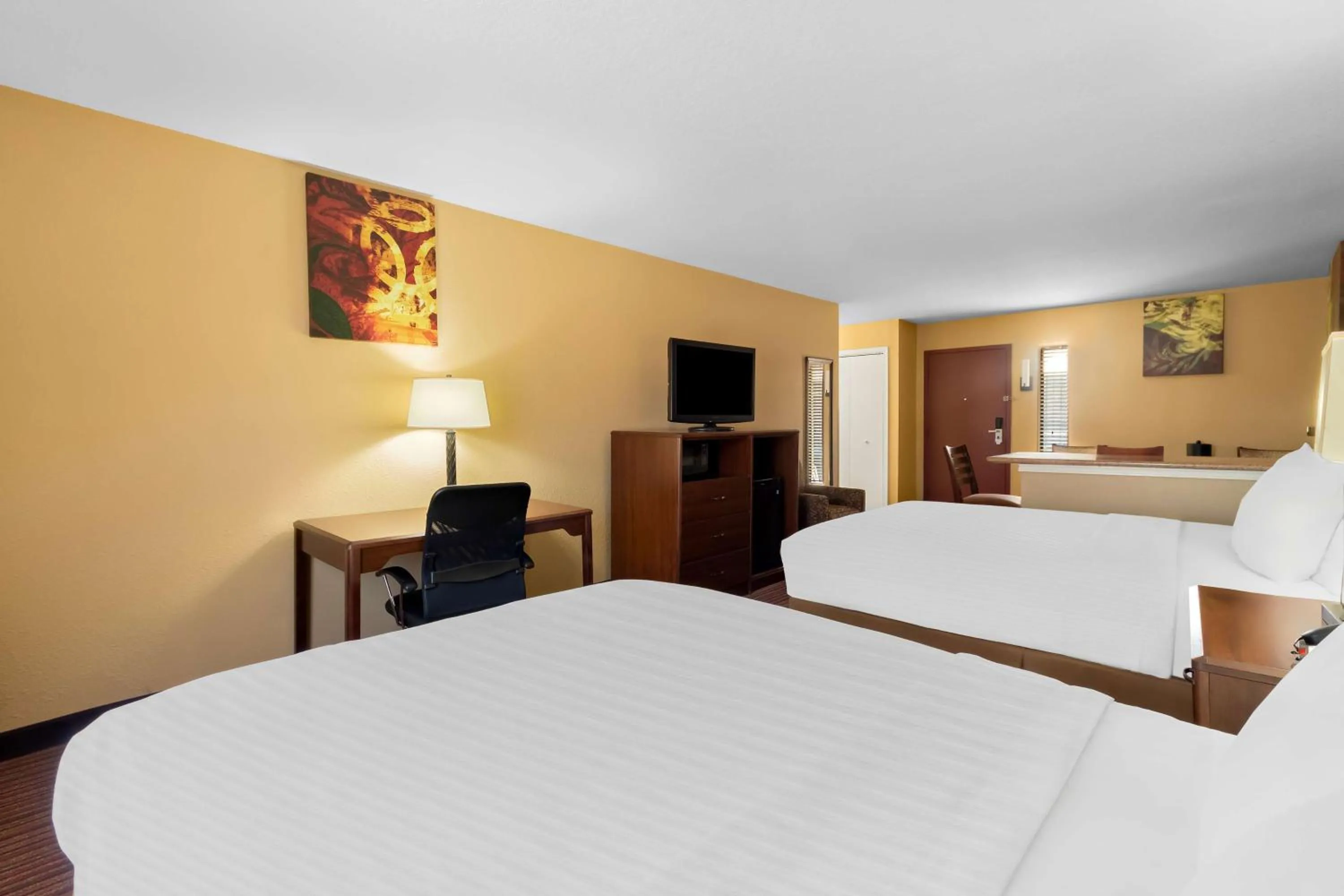 Bedroom, Bed in SureStay Plus by Best Western San Antonio Fiesta Inn
