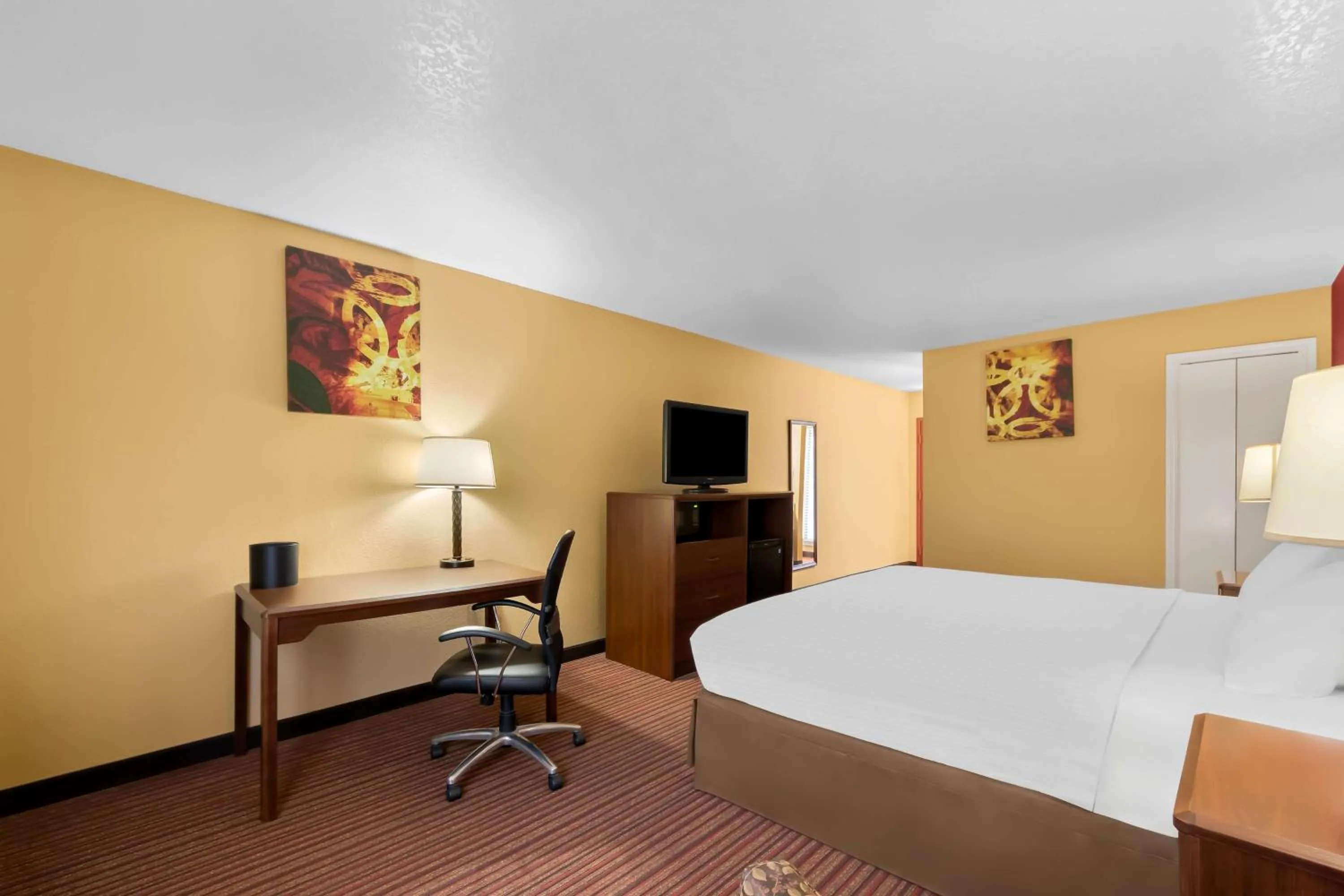 Bedroom, Bed in SureStay Plus by Best Western San Antonio Fiesta Inn