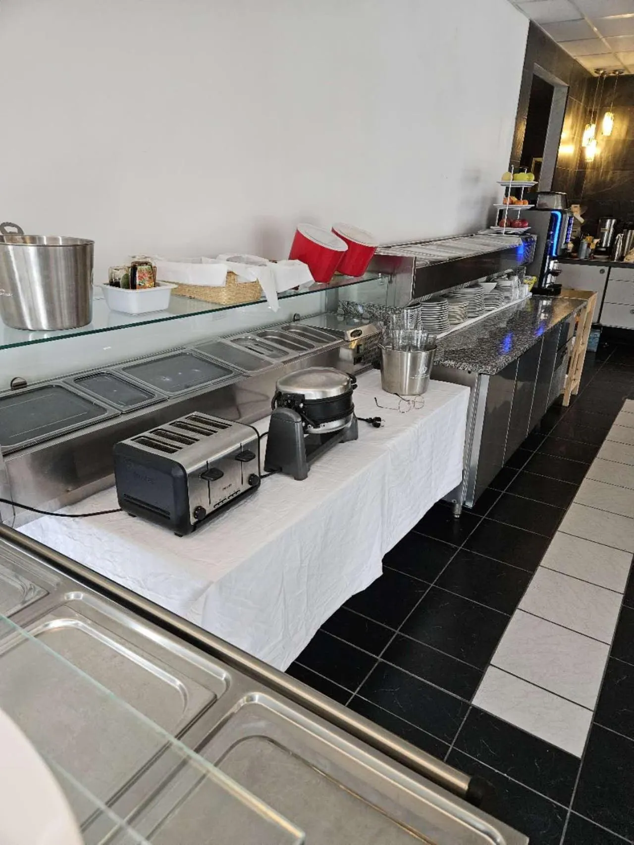 Buffet breakfast in 101 Guesthouse Hotel