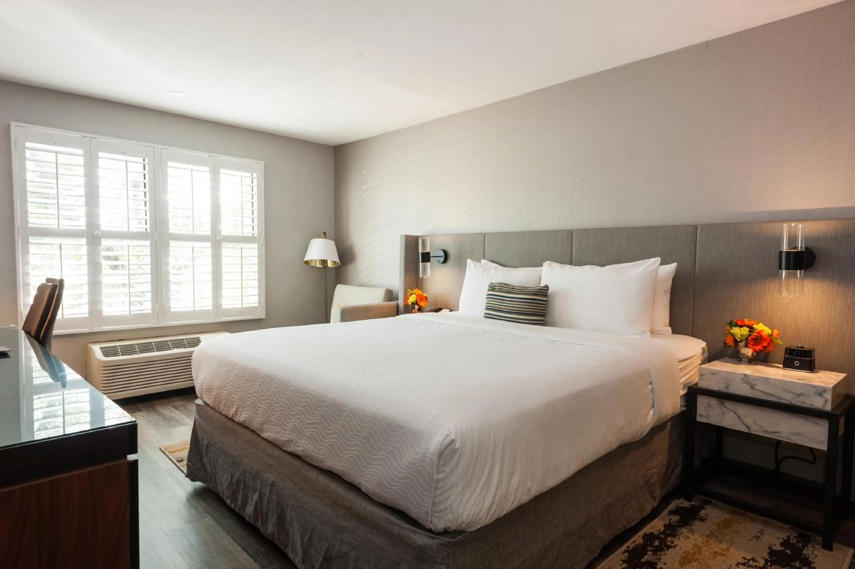 Photo of the whole room, Bed in Hotel Indigo Napa Valley by IHG