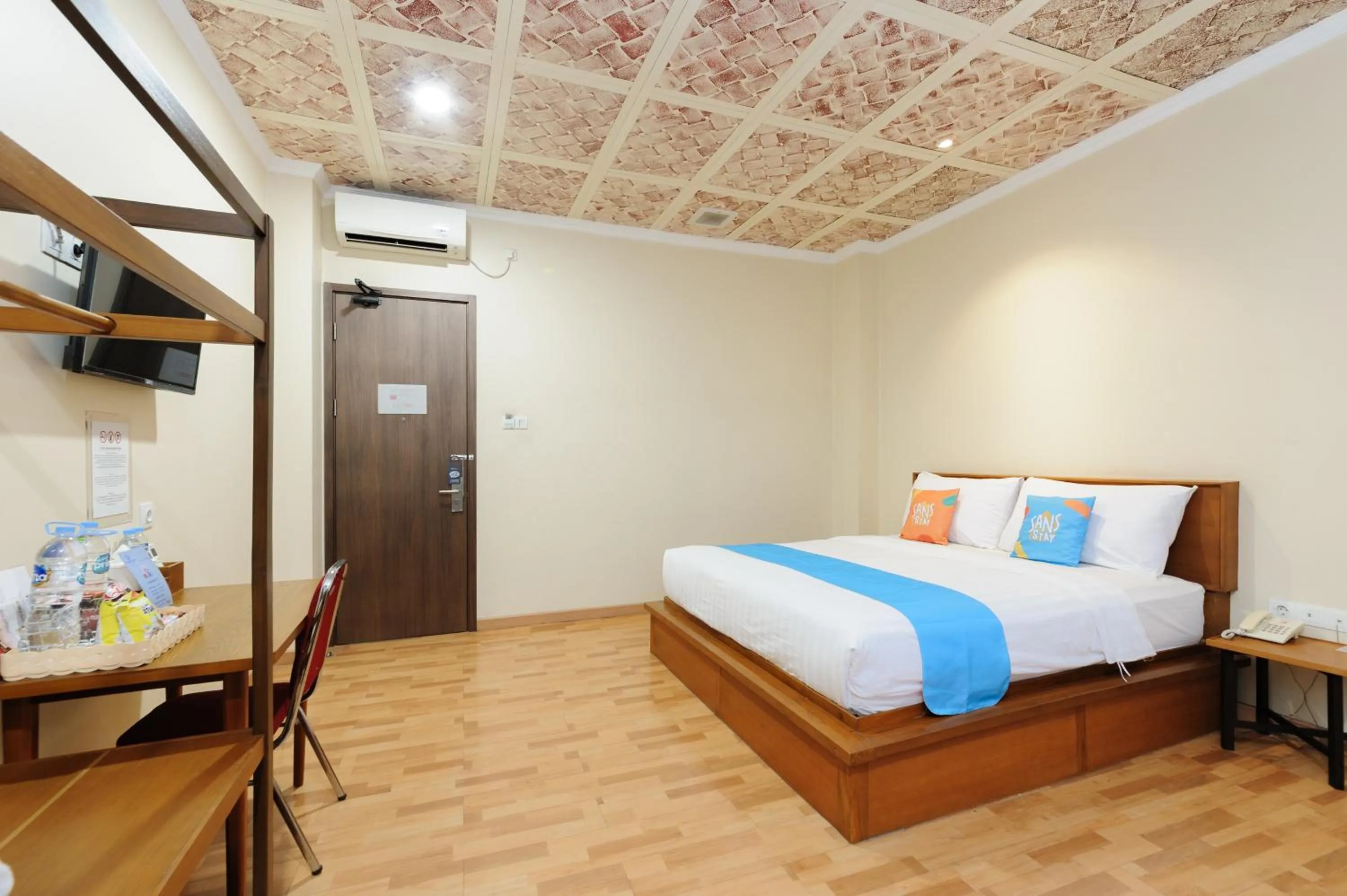 Bedroom, Bed in Sans Vibes Joe Hotel Soekarno Hatta Airport