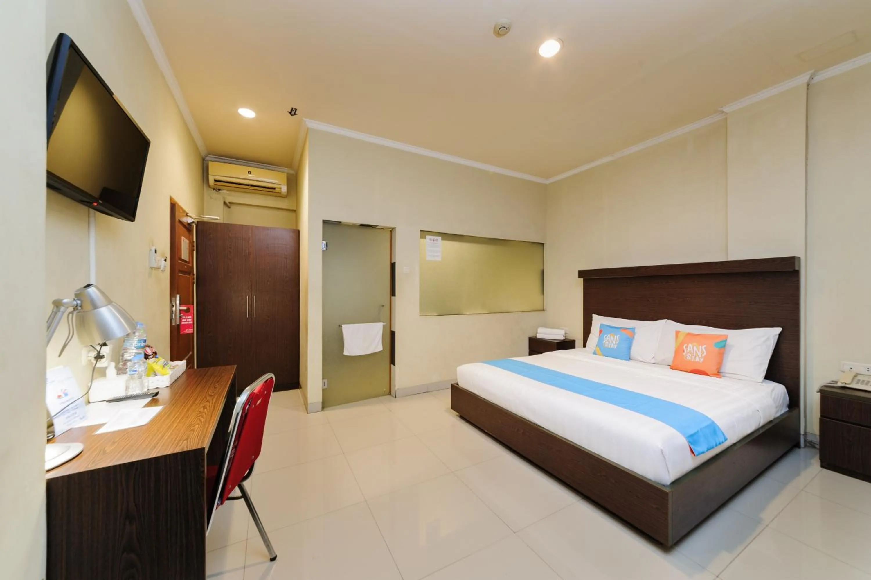 Bedroom, Bed in Sans Vibes Joe Hotel Soekarno Hatta Airport