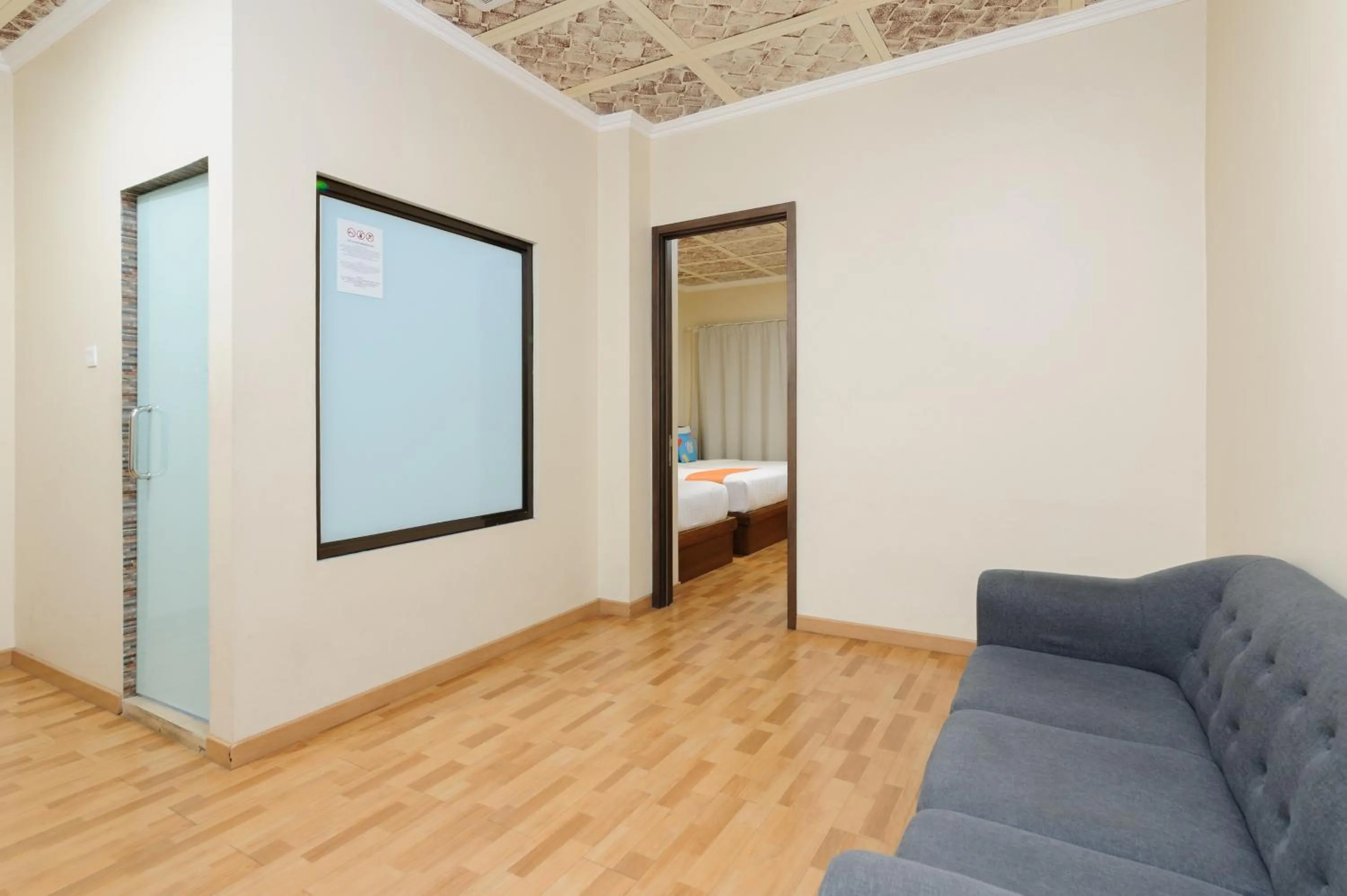 Seating area in Sans Vibes Joe Hotel Soekarno Hatta Airport