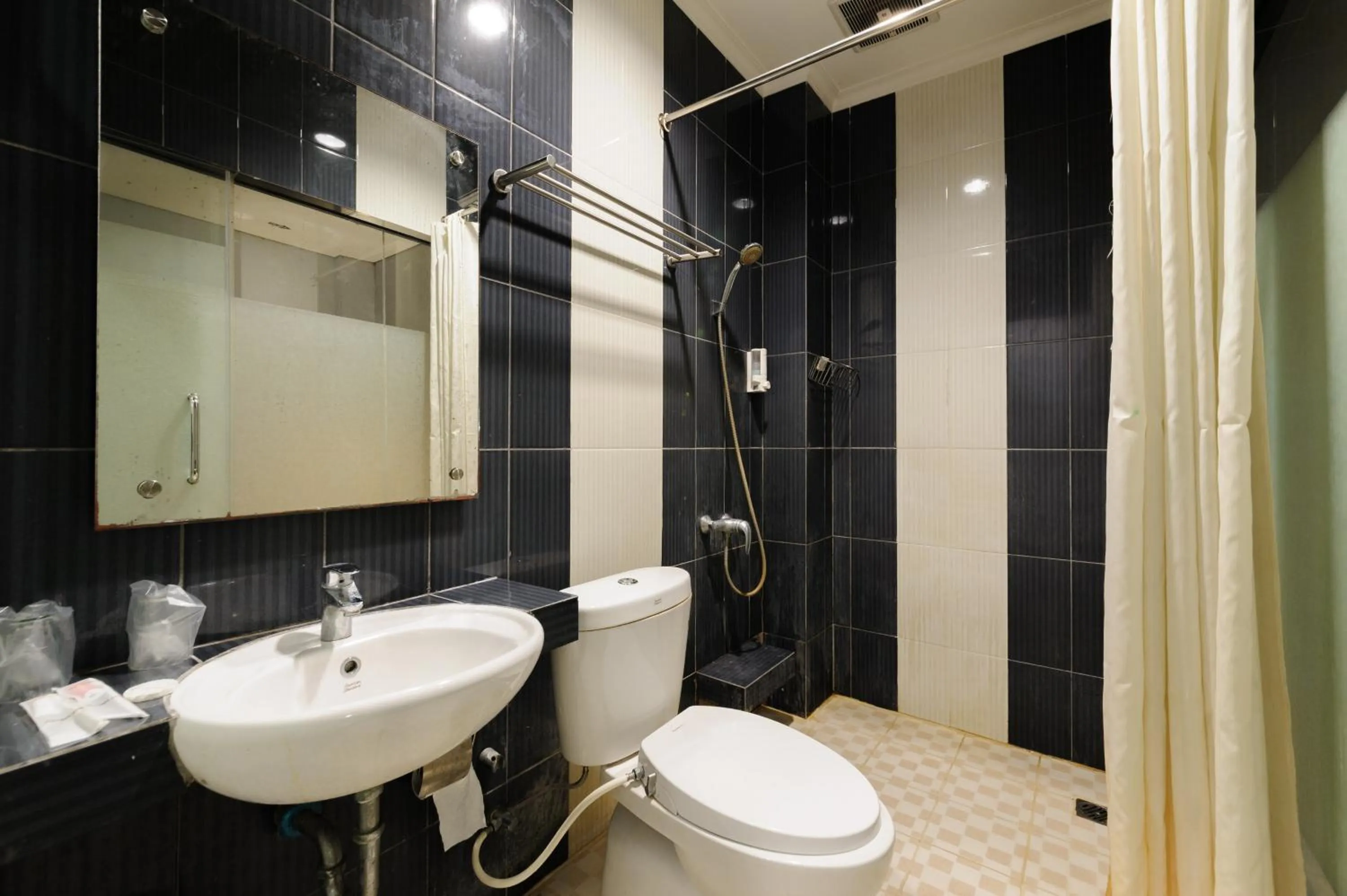 Bathroom in Sans Vibes Joe Hotel Soekarno Hatta Airport