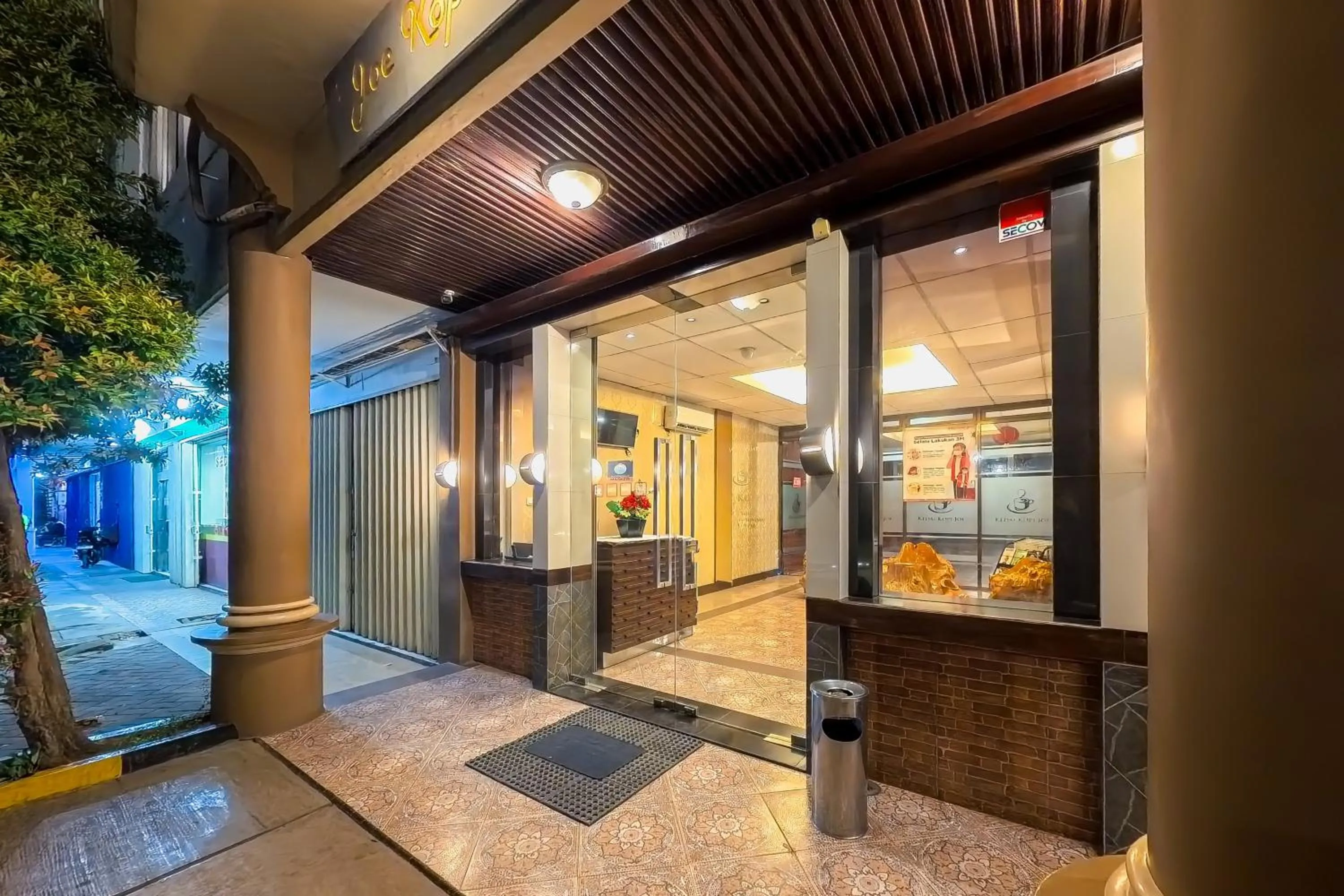 Facade/entrance in Sans Vibes Joe Hotel Soekarno Hatta Airport