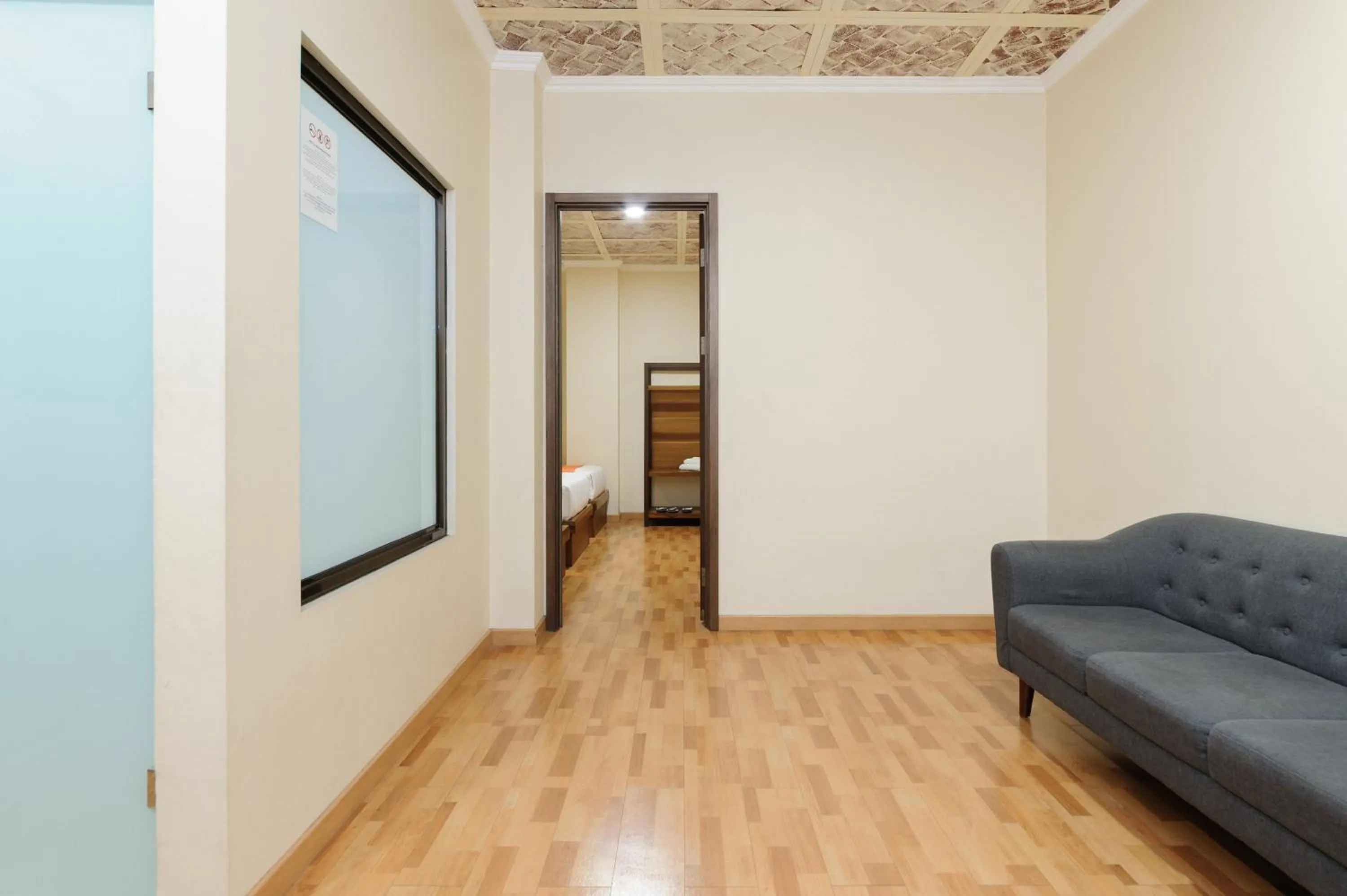 Seating area in Sans Vibes Joe Hotel Soekarno Hatta Airport