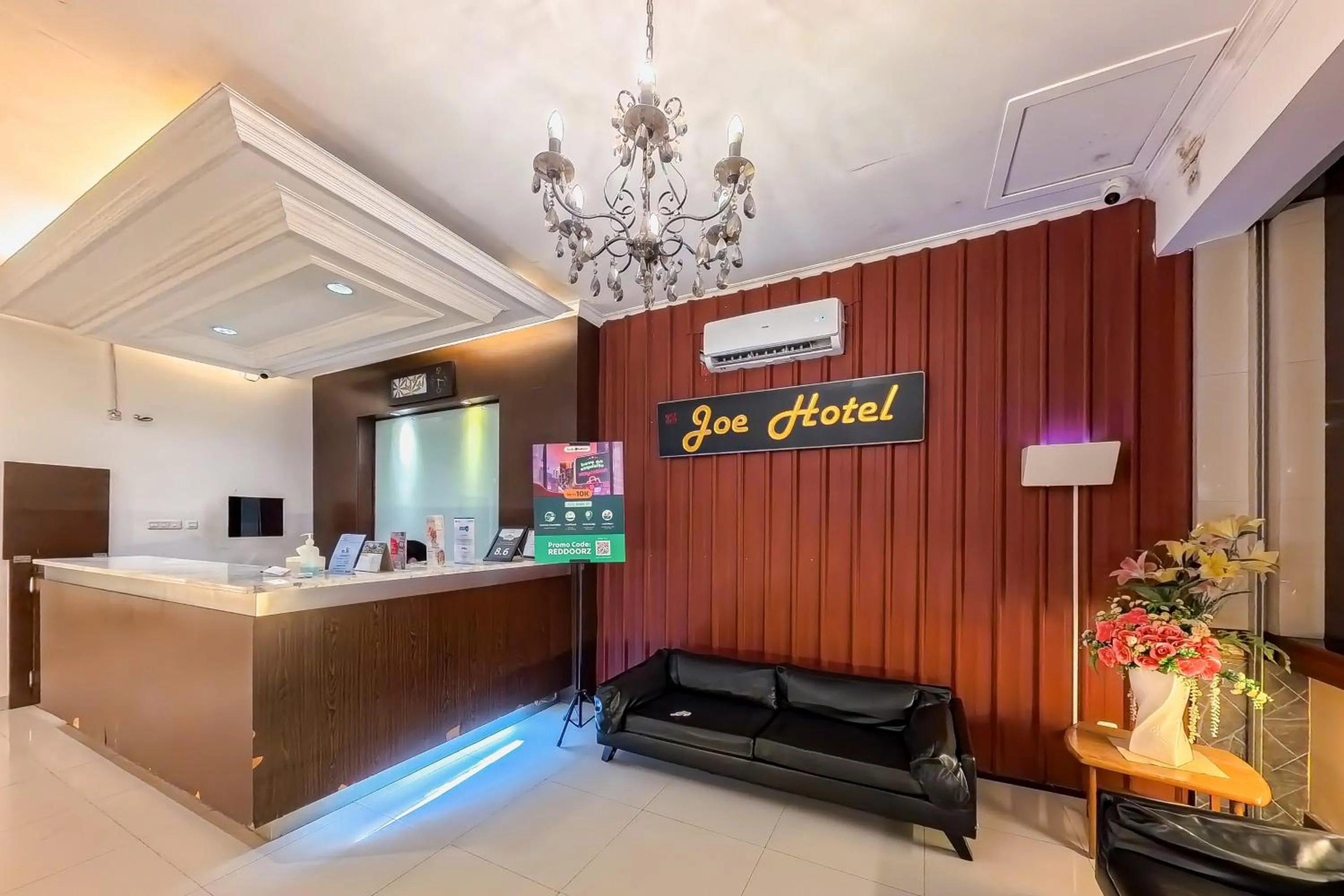 Lobby or reception, Bed in Sans Vibes Joe Hotel Soekarno Hatta Airport