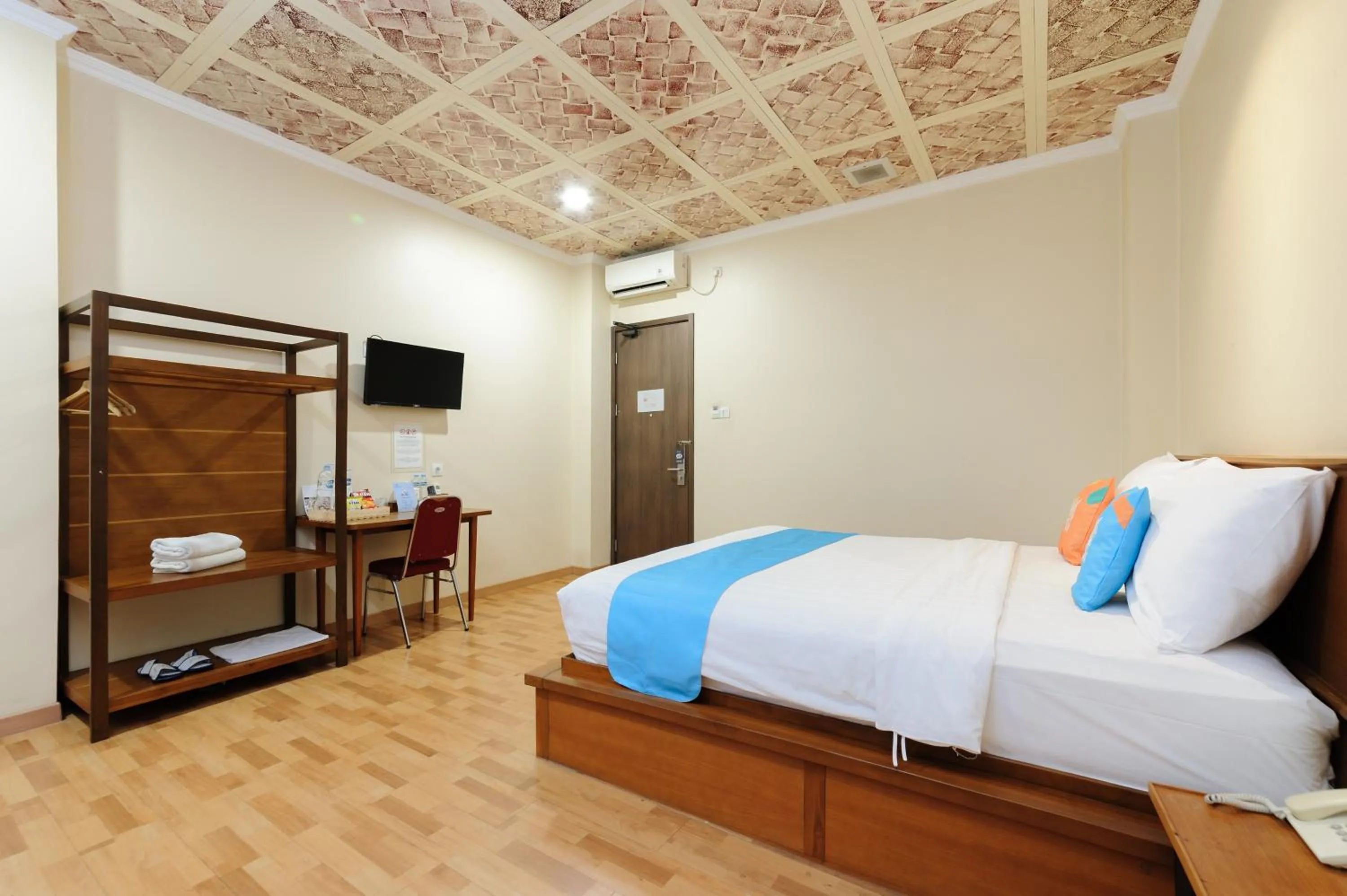 Bedroom, Bed in Sans Vibes Joe Hotel Soekarno Hatta Airport