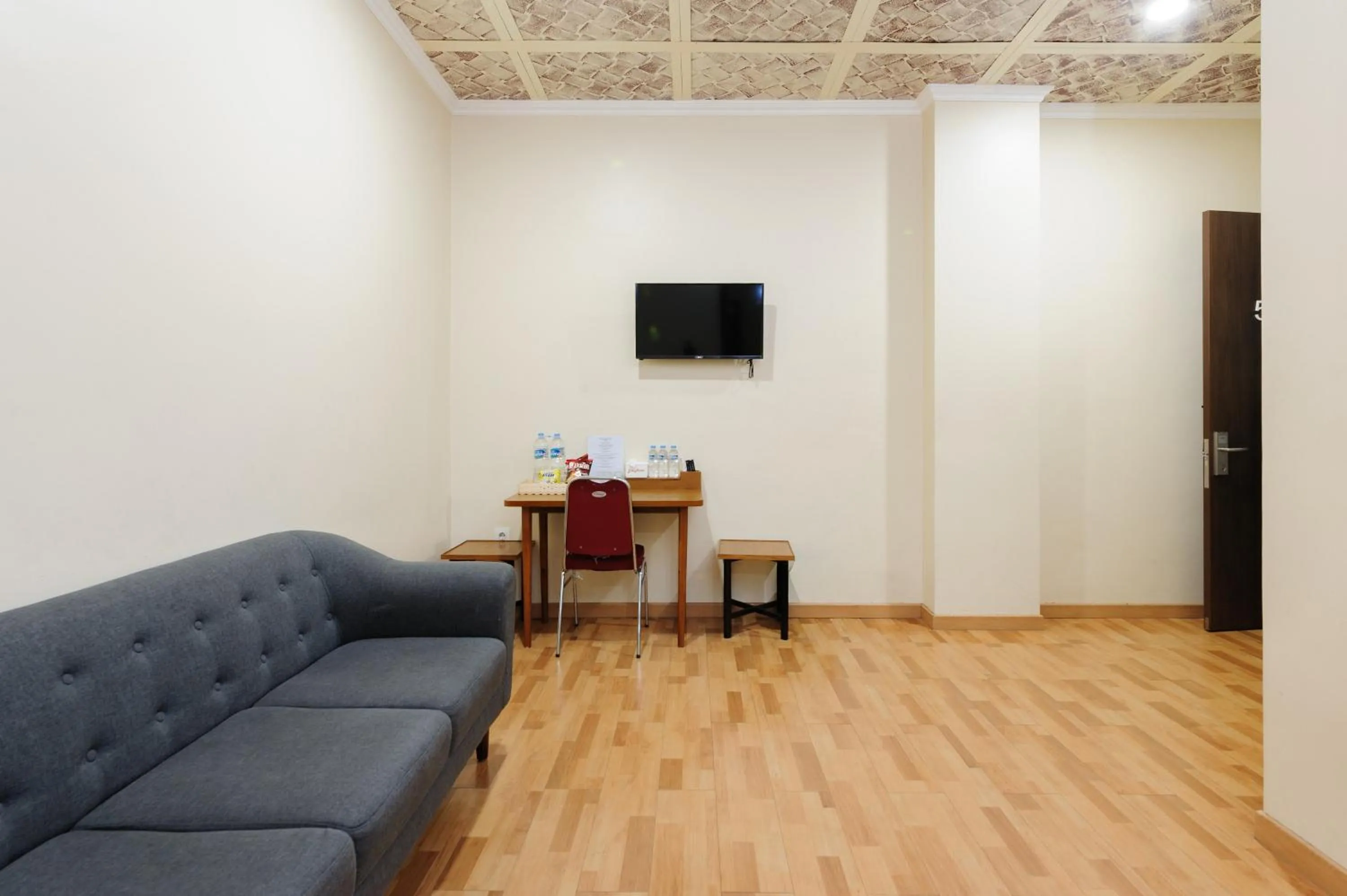 Seating area in Sans Vibes Joe Hotel Soekarno Hatta Airport