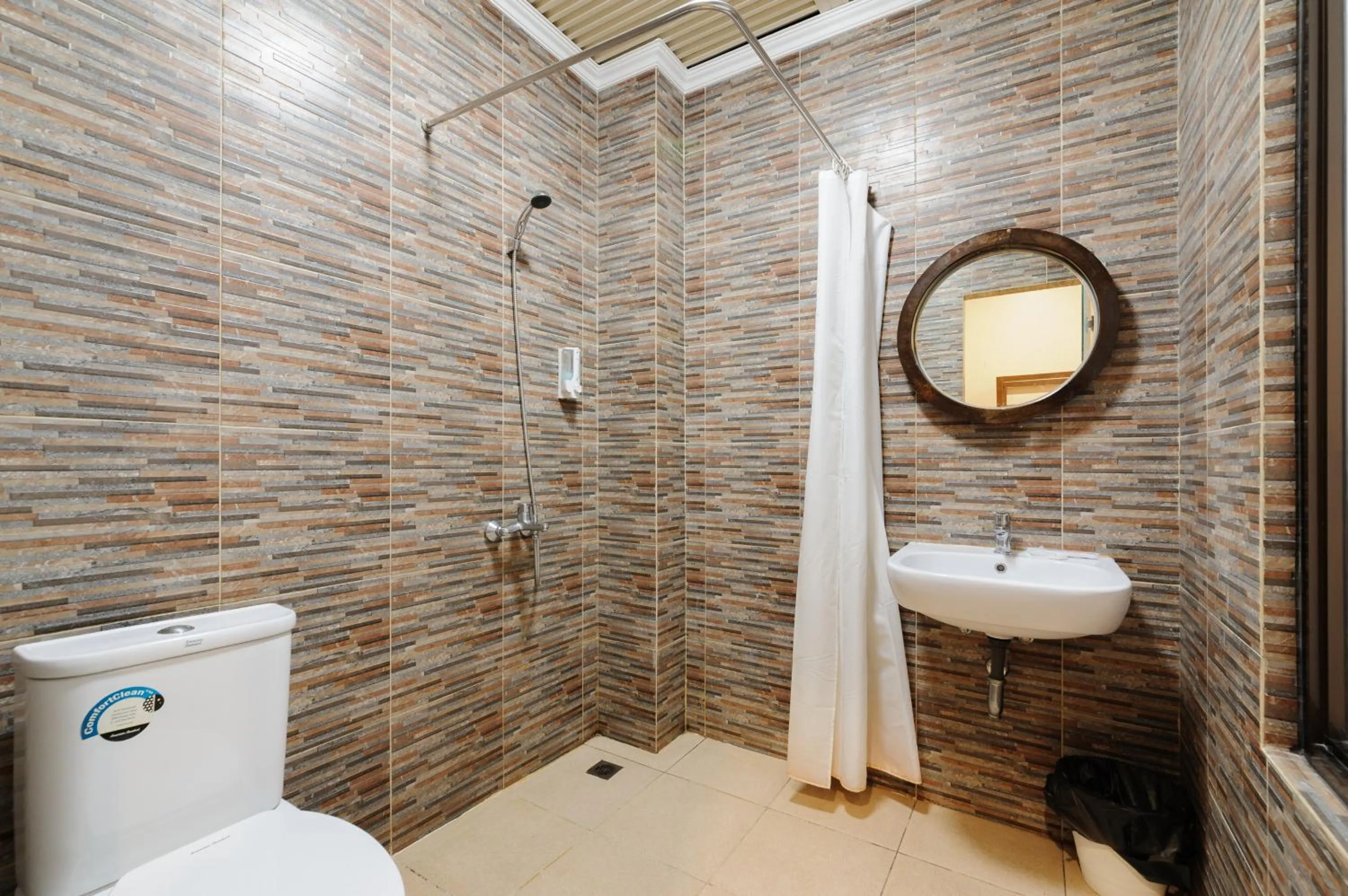 Bathroom in Sans Vibes Joe Hotel Soekarno Hatta Airport