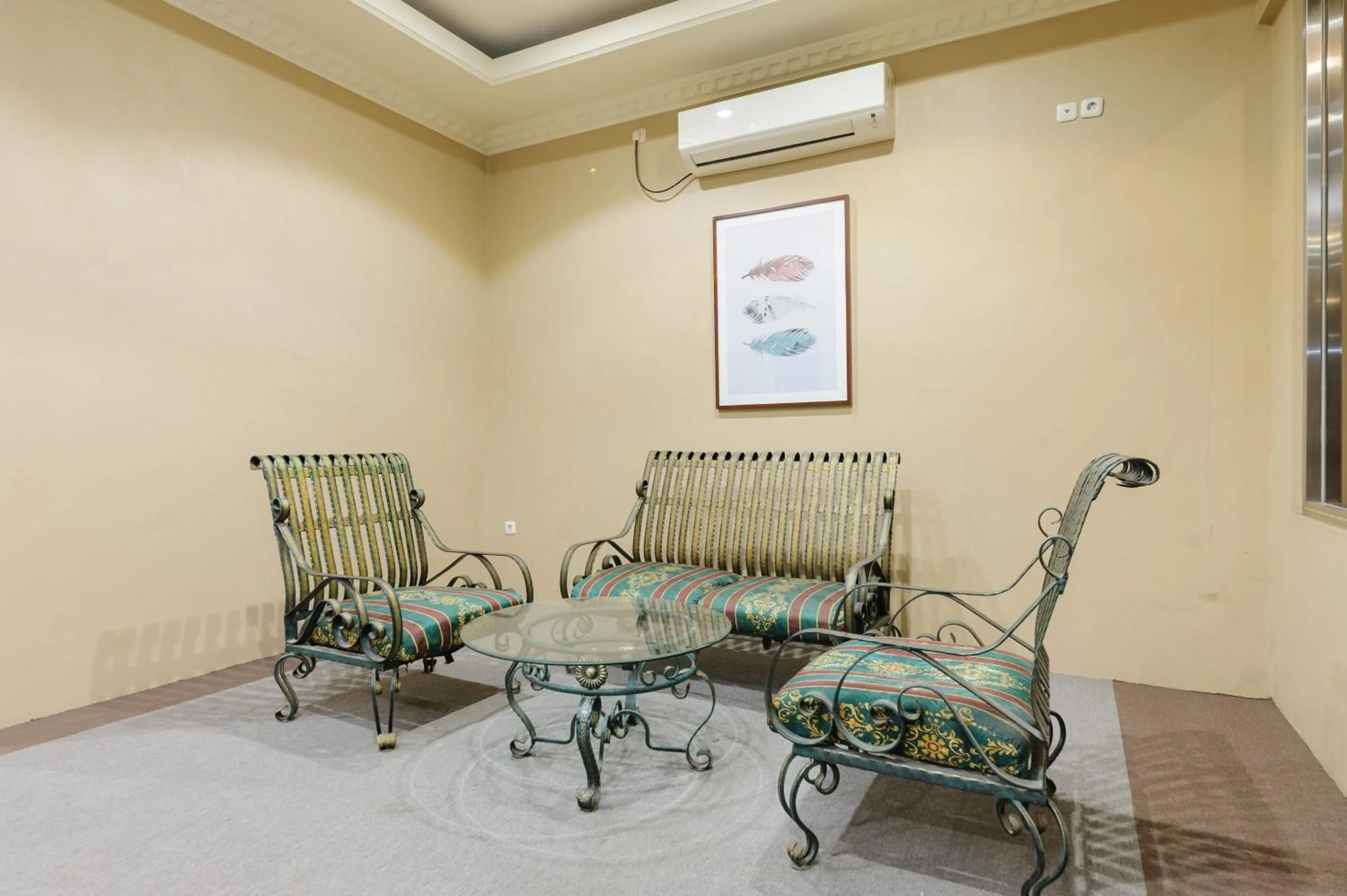 Seating area in Sans Vibes Joe Hotel Soekarno Hatta Airport