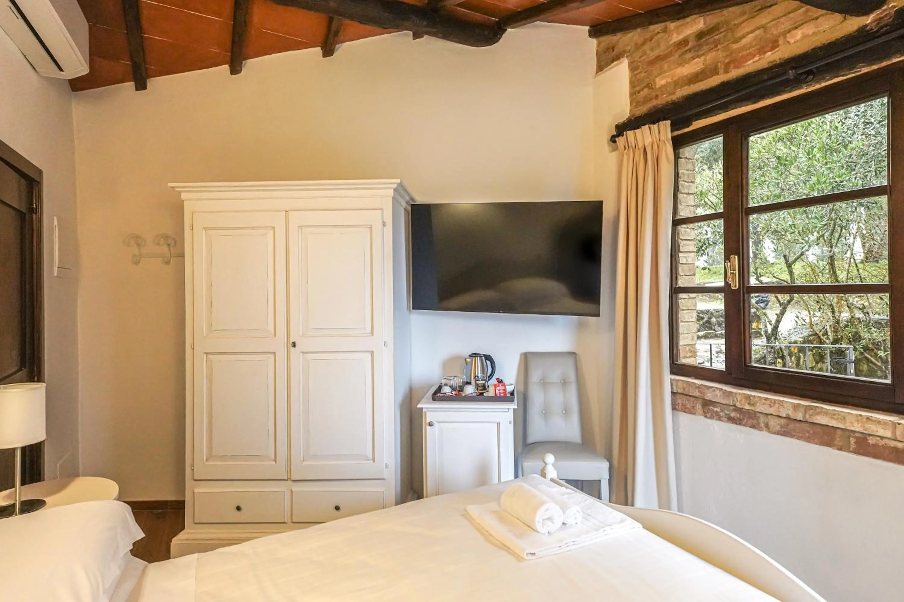 Bedroom, Bed in Borgo Il Poggiaccio Residenza Turistico Alberghiera