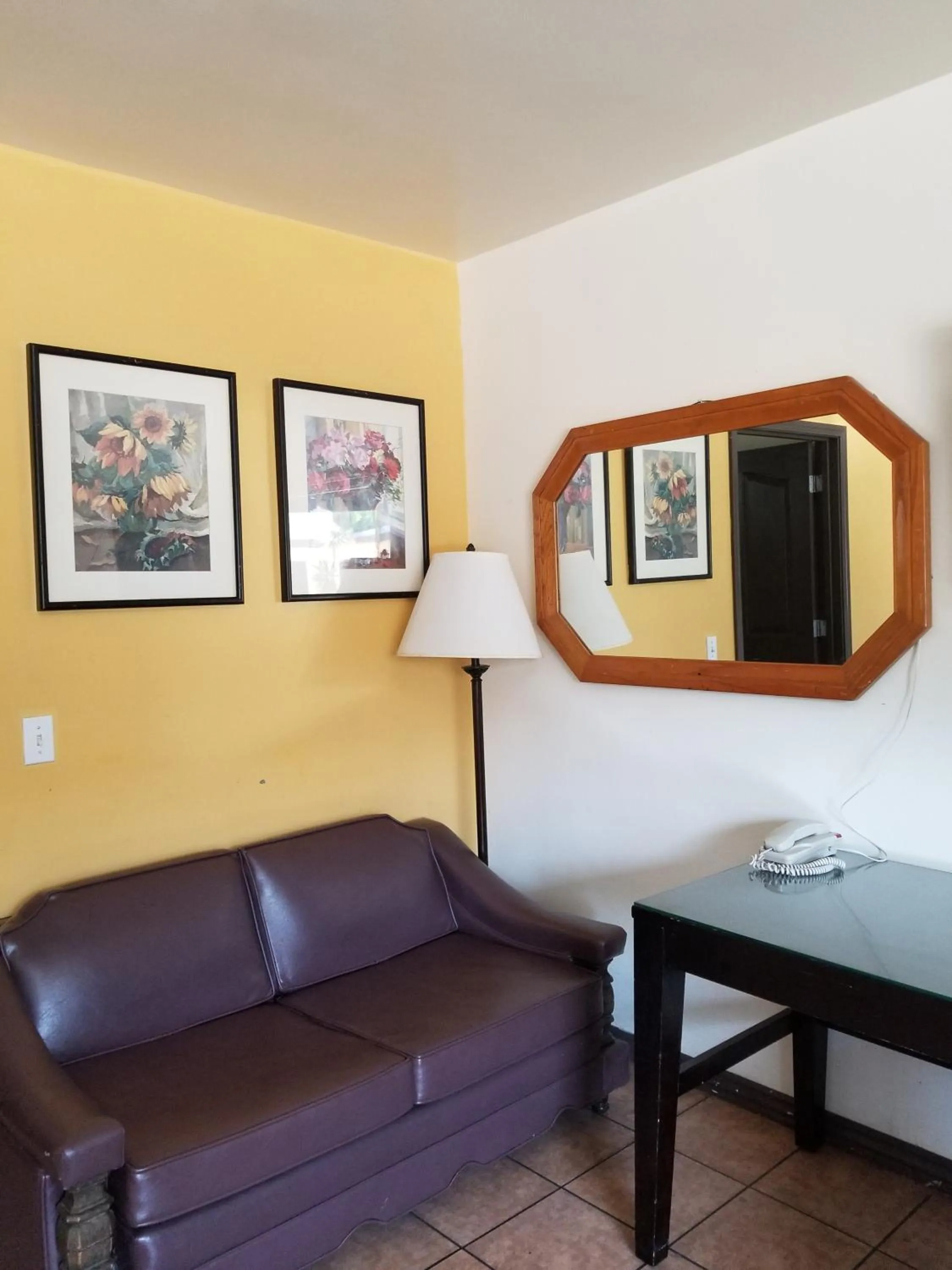 Communal lounge/ TV room in Casa Bella Inn Downtown LA