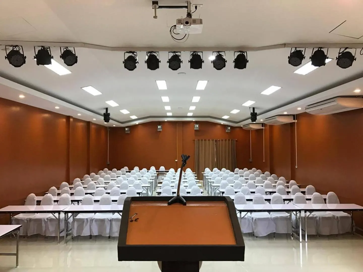 Business facilities in โรงแรมแอมไอม่อน - Am Amoonds Hotel