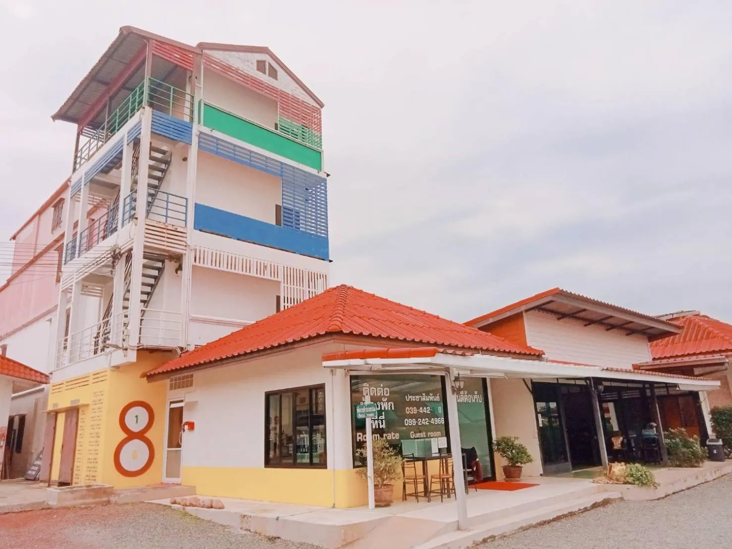 Property building in โรงแรมแอมไอม่อน - Am Amoonds Hotel