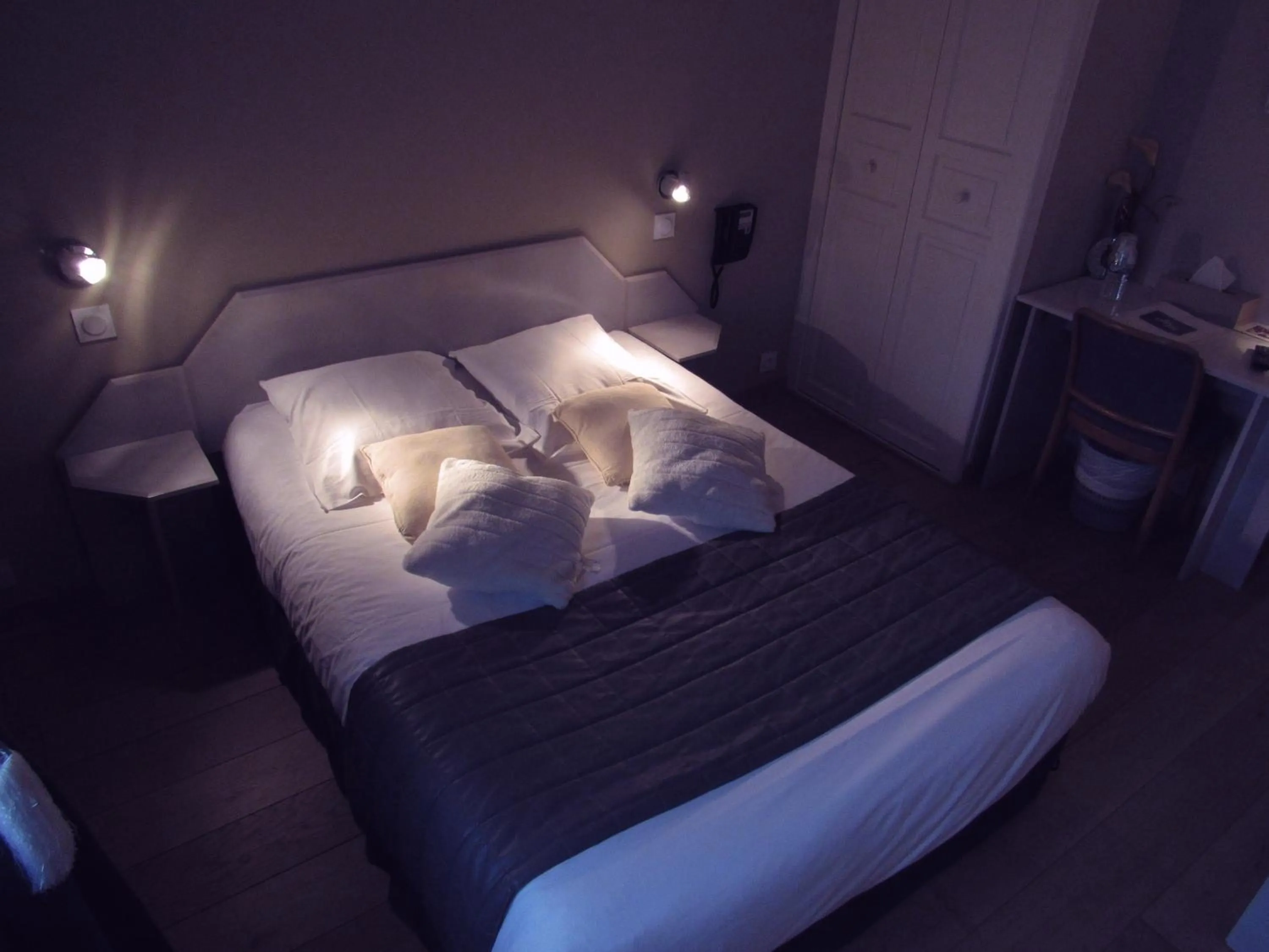 Bed in Hotel Restaurant de la Marne