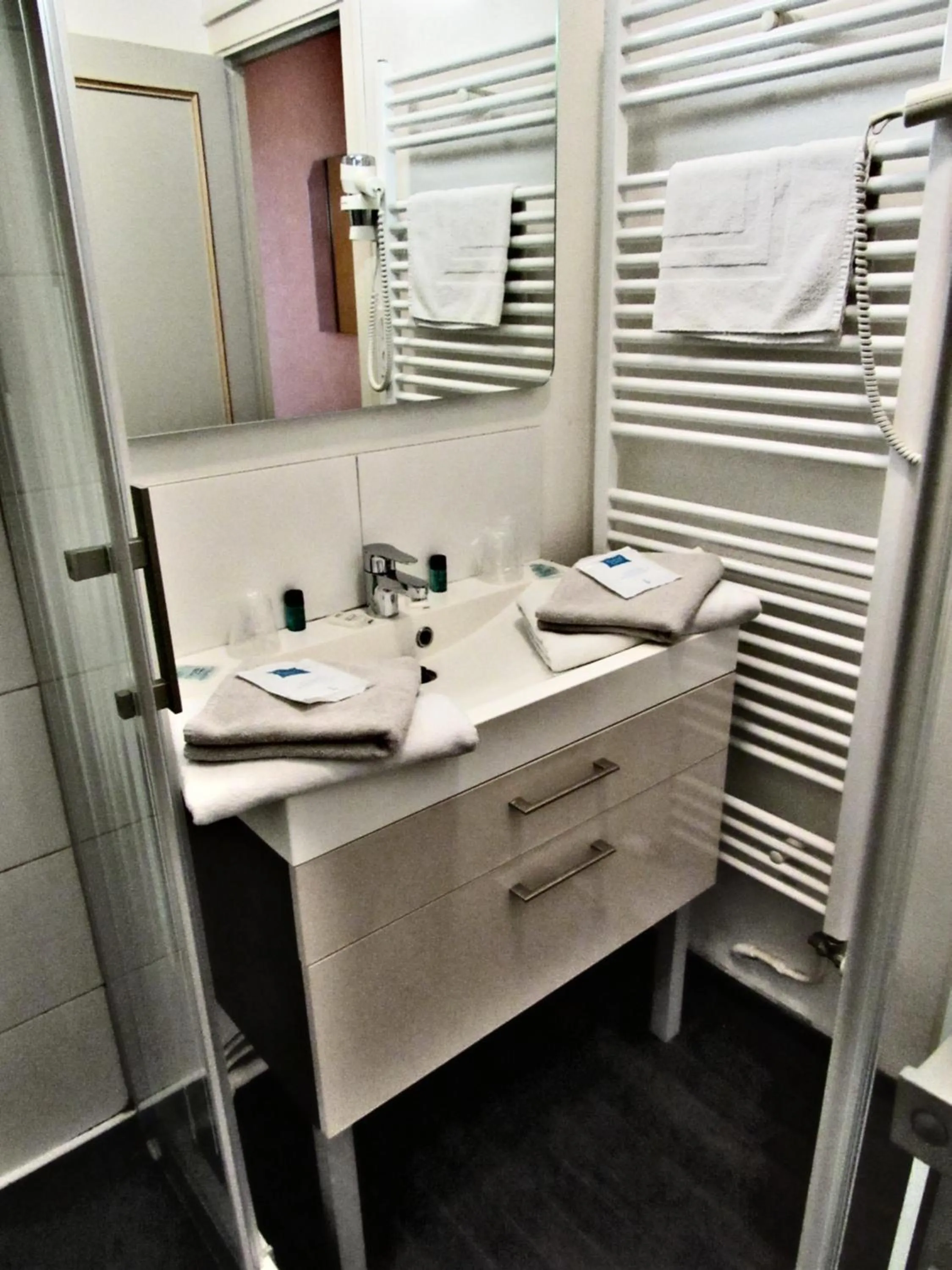 Bathroom in Hotel Restaurant de la Marne