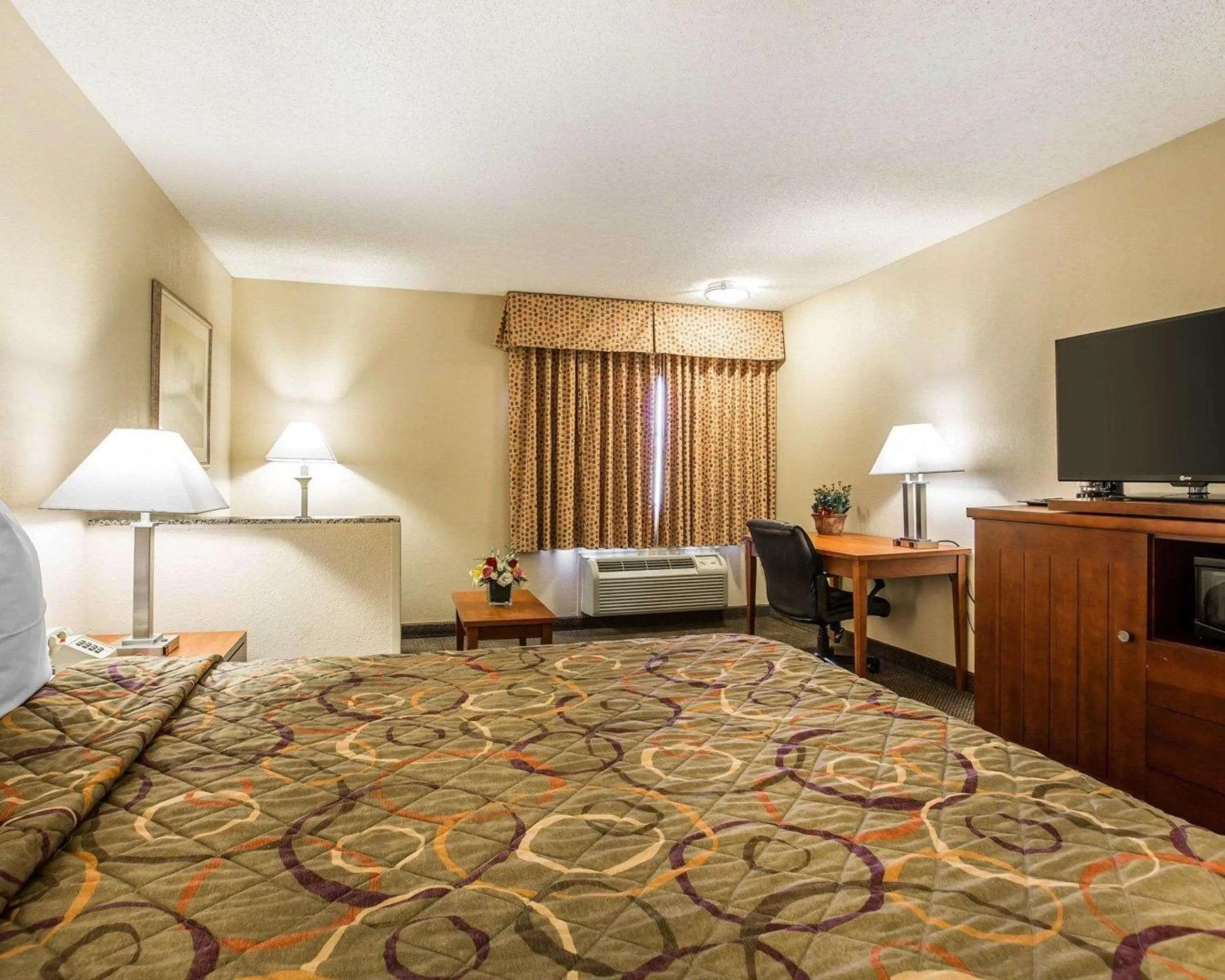 Photo of the whole room, Bed in California Inn and Suites Bakersfield
