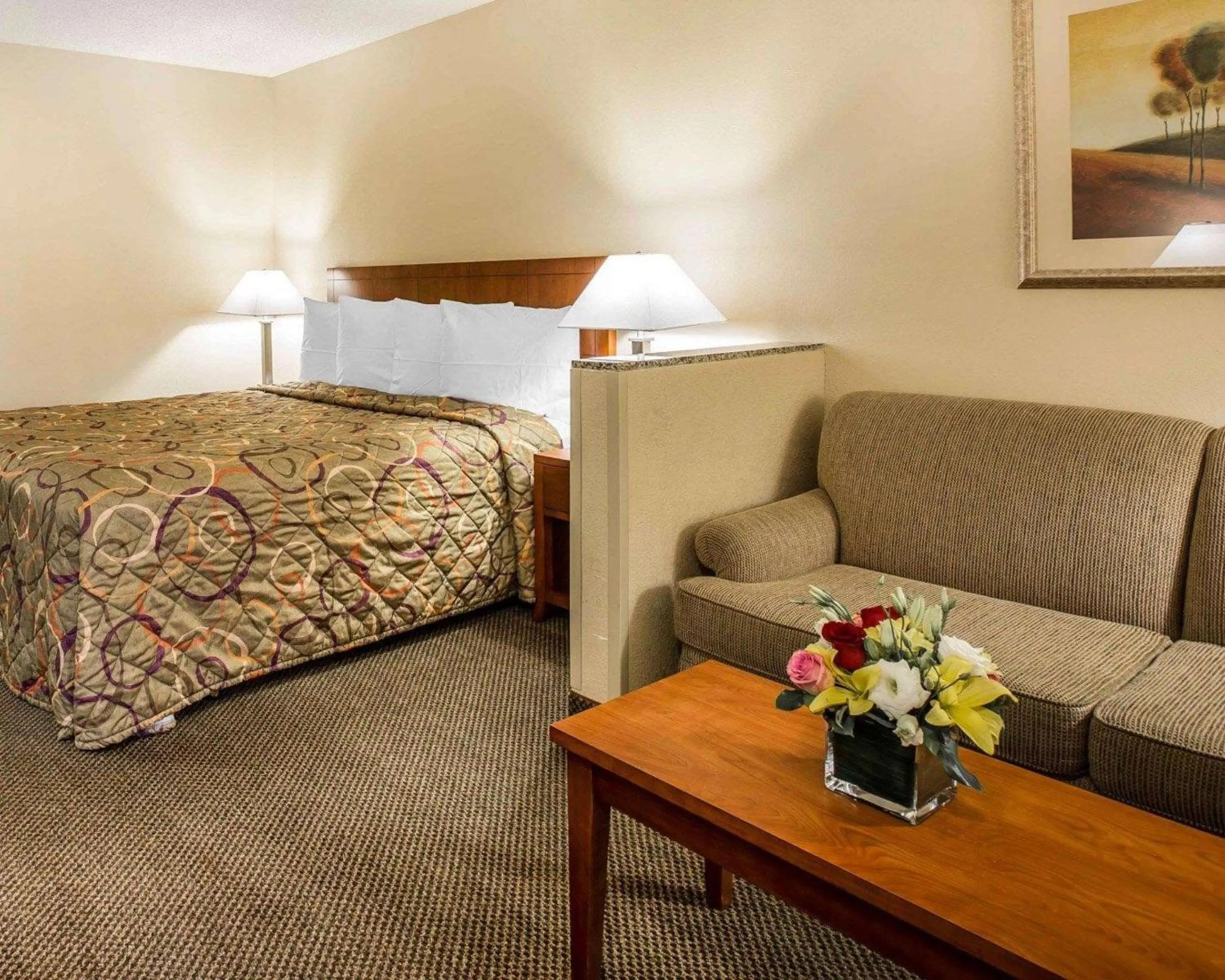 Photo of the whole room, Bed in California Inn and Suites Bakersfield