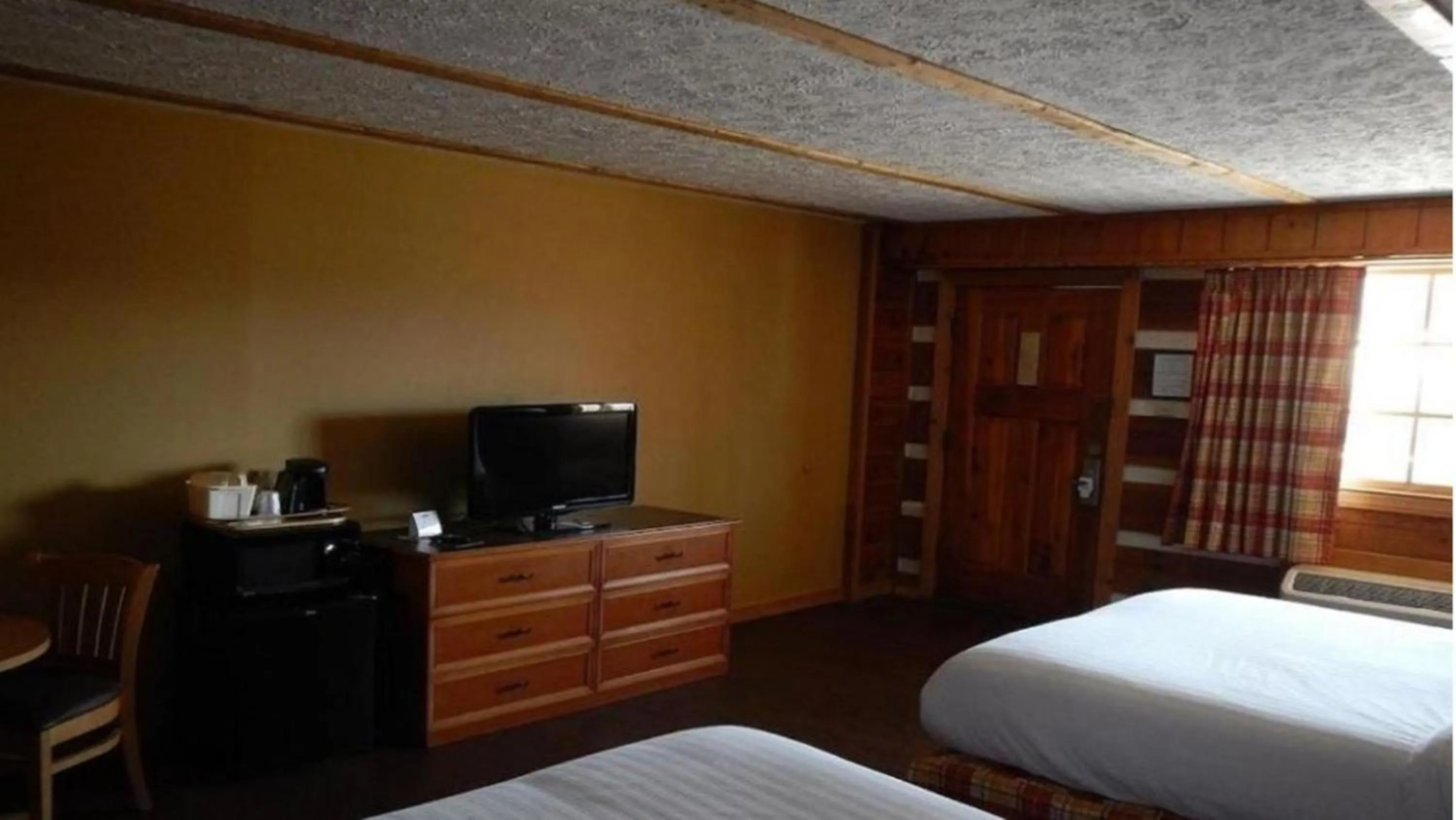 Photo of the whole room, Bed in Timbers Lodge