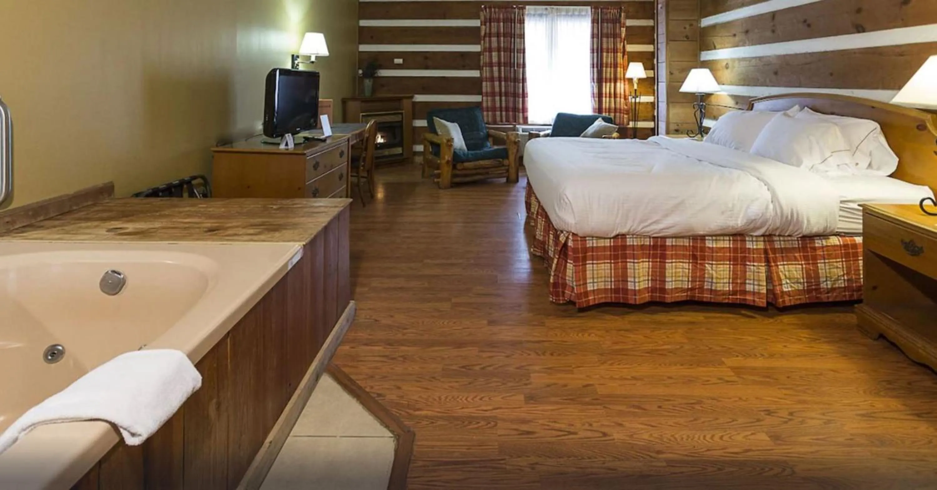 Photo of the whole room, Bed in Timbers Lodge