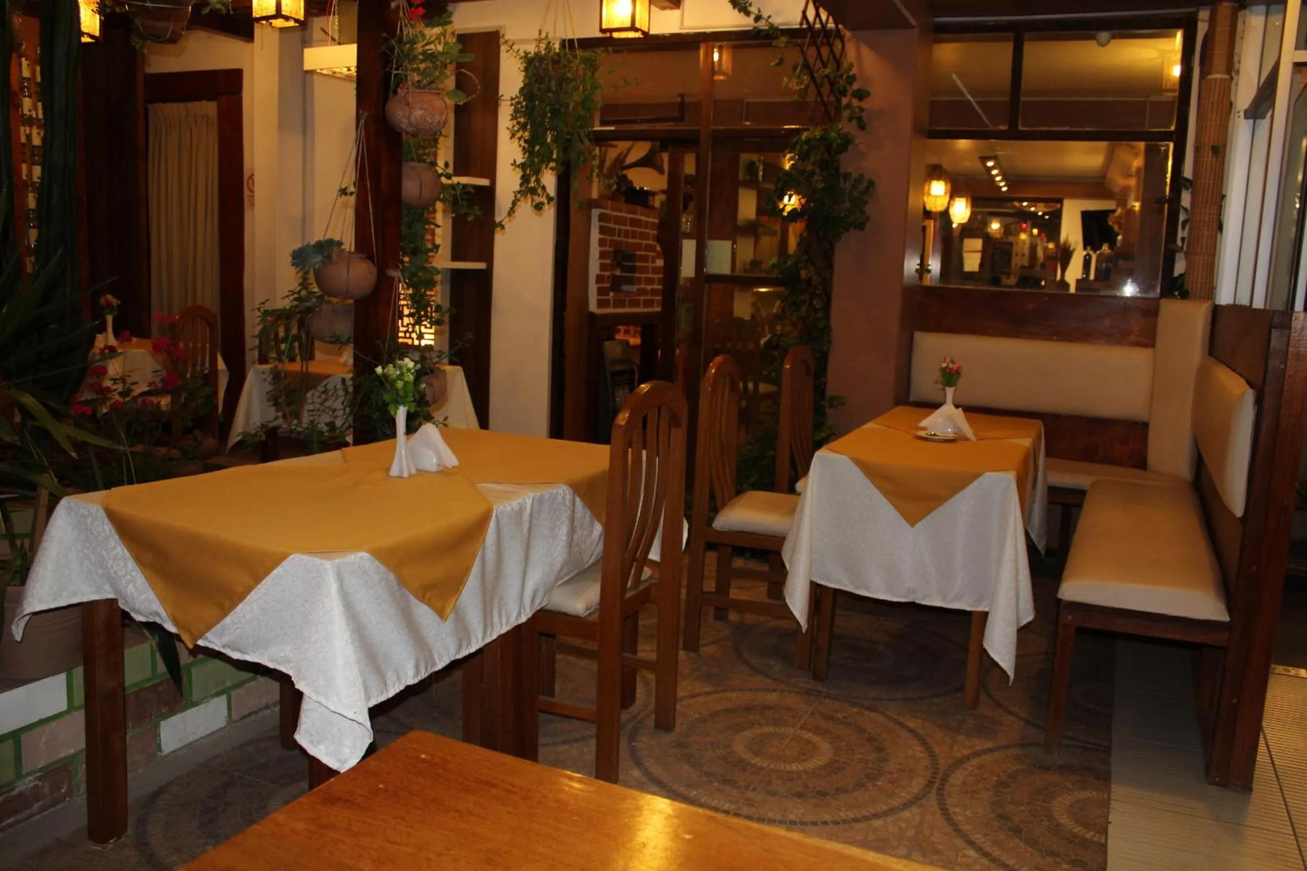 Restaurant/places to eat in Kaaro Hotel El Buho